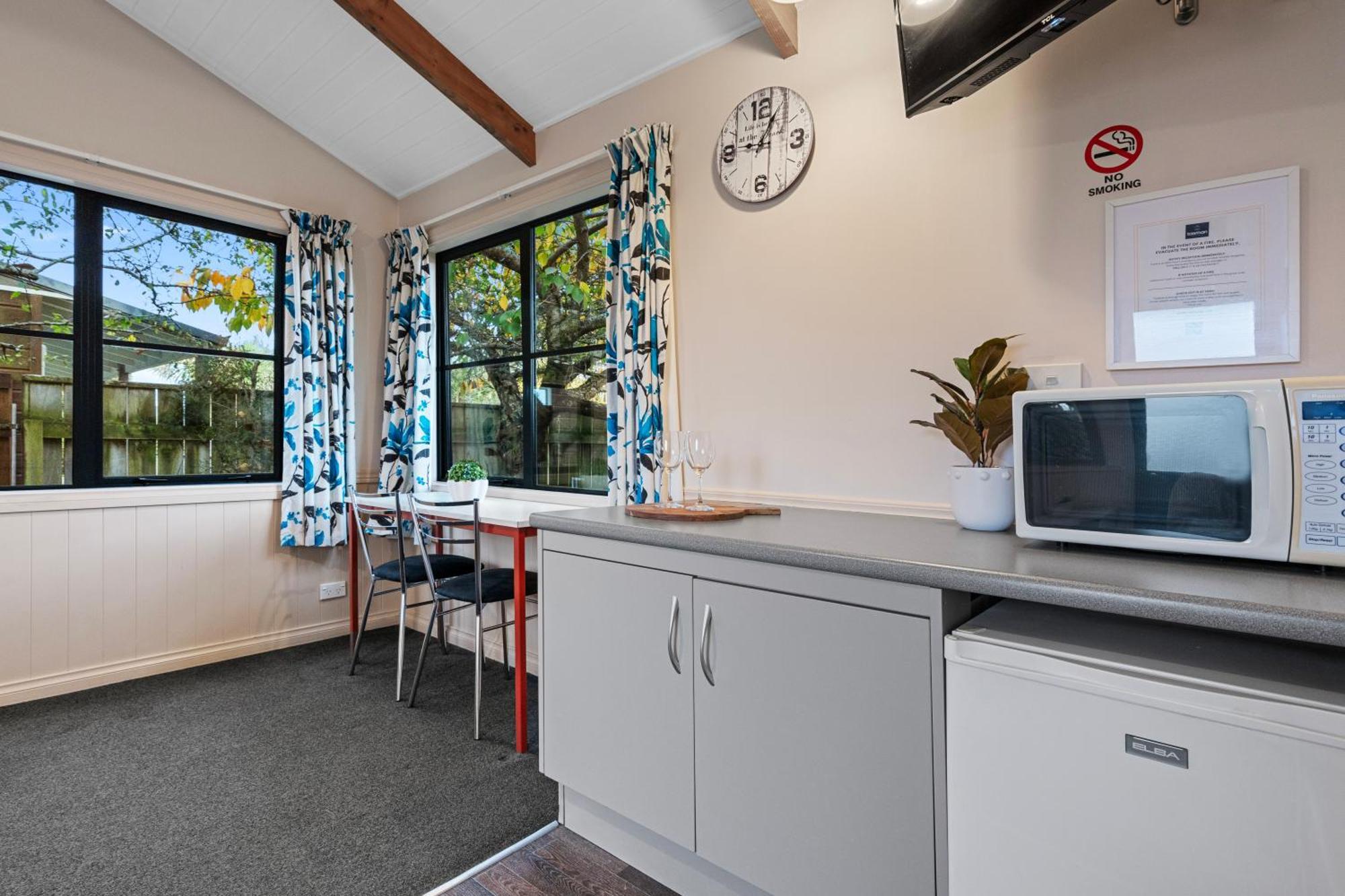 Tasman Holiday Parks - 蒂阿瑙湖 外观 照片 The kitchen at the hostel