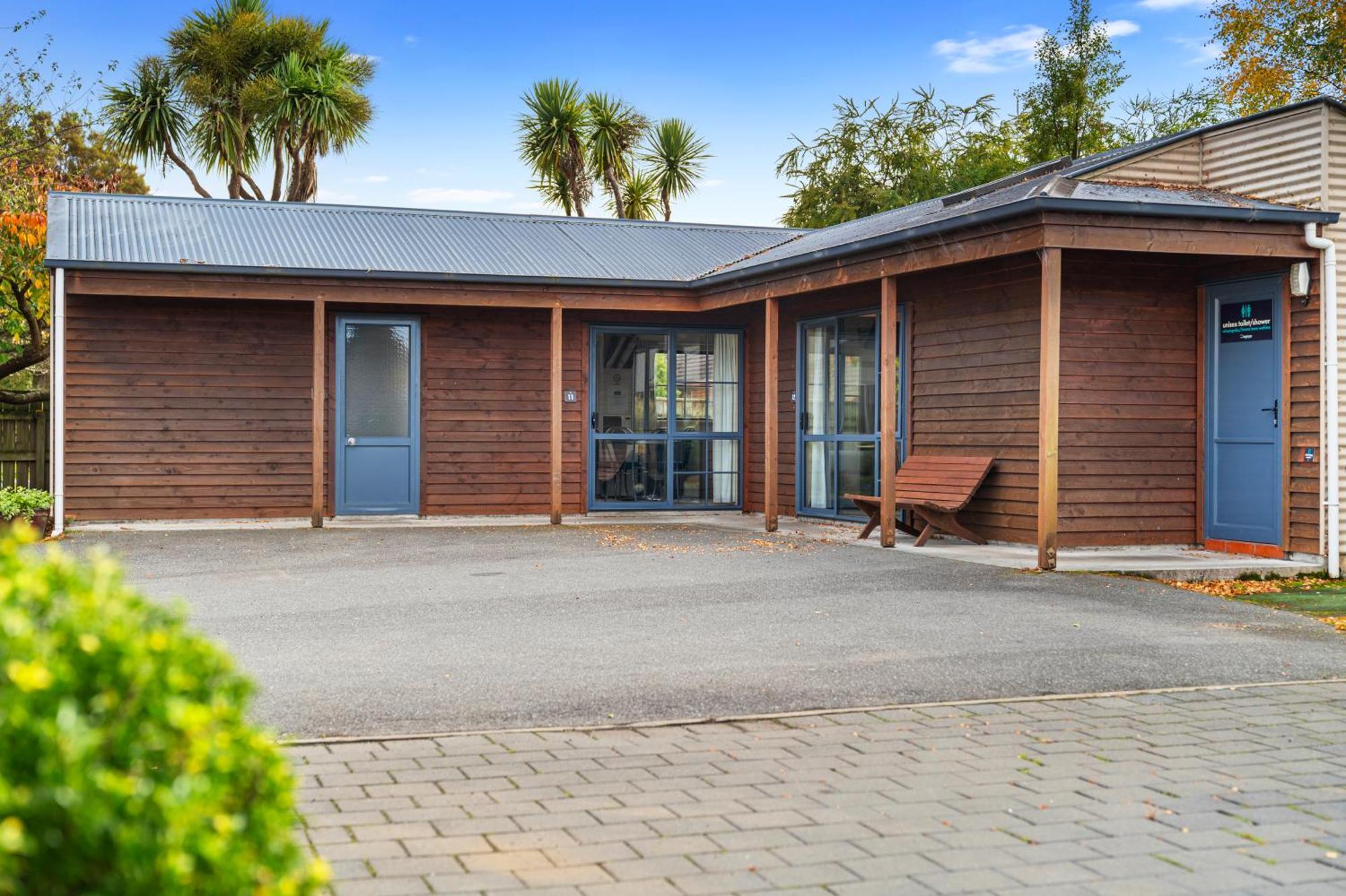 Tasman Holiday Parks - 蒂阿瑙湖 外观 照片 The entrance to the school's library