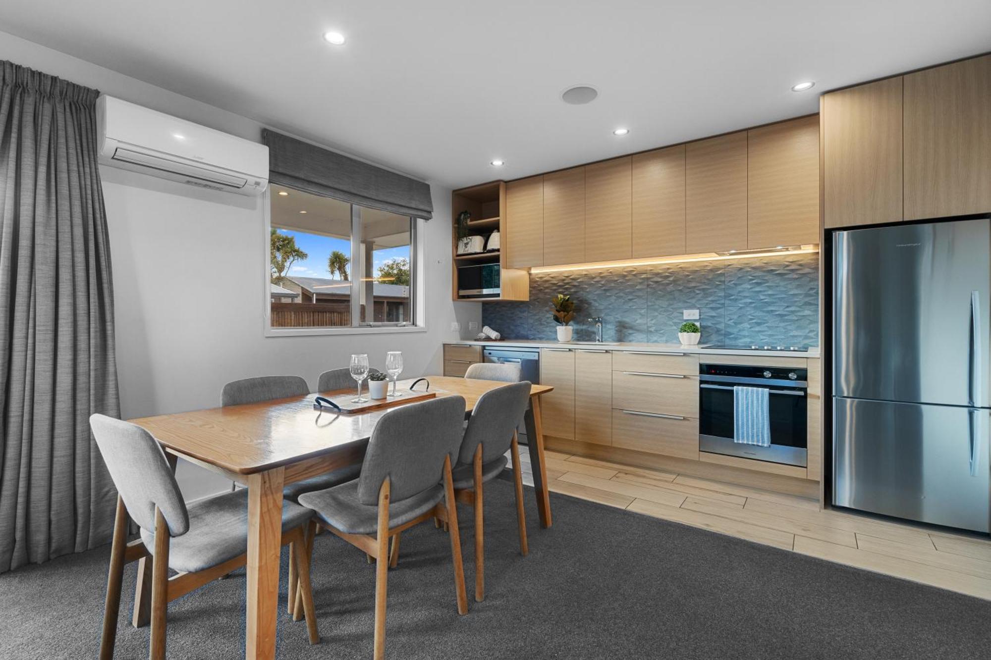 Tasman Holiday Parks - 蒂阿瑙湖 外观 照片 A staged kitchen
