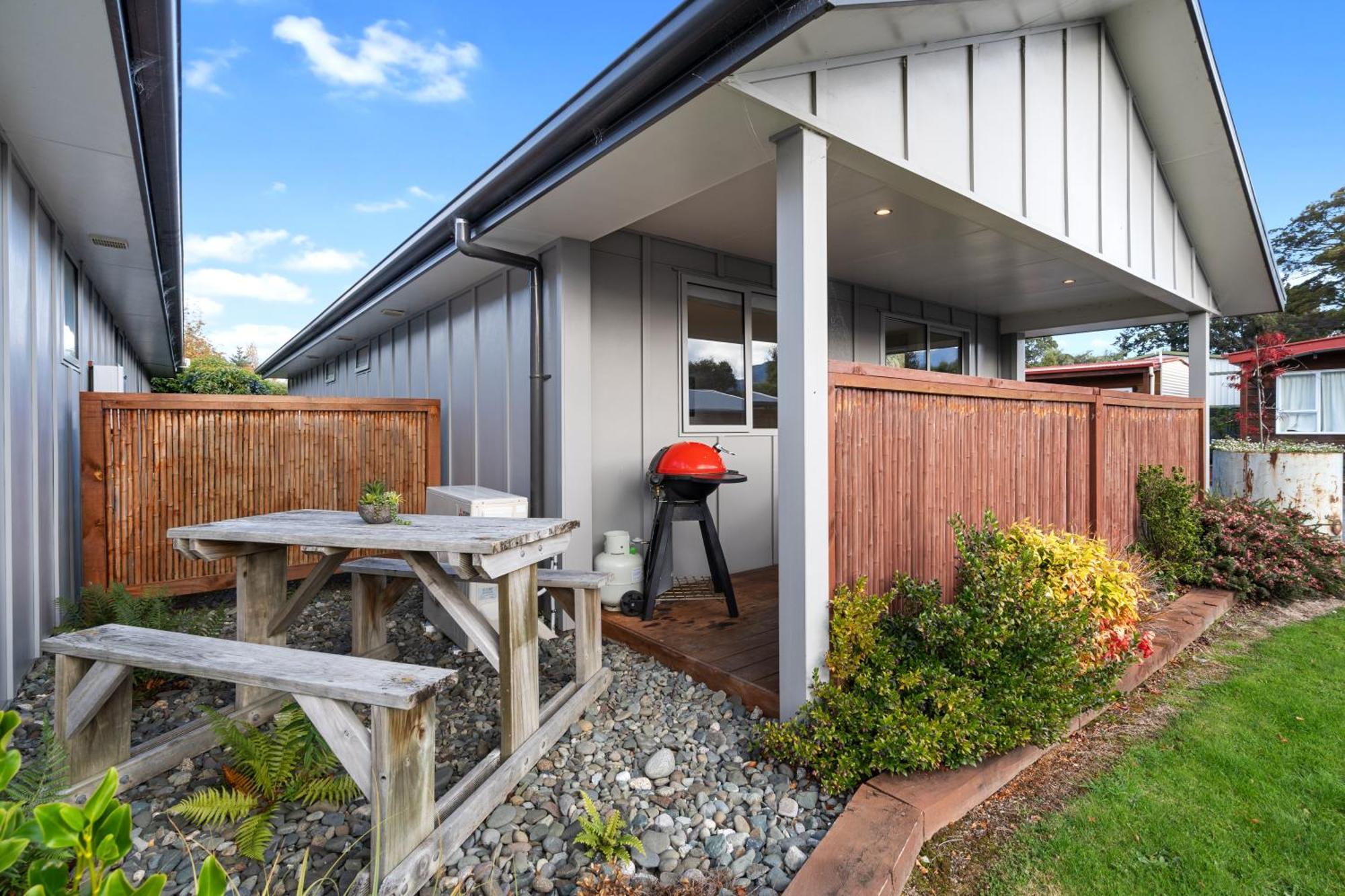 Tasman Holiday Parks - 蒂阿瑙湖 外观 照片 A typical Kiwibuild home in Hamilton