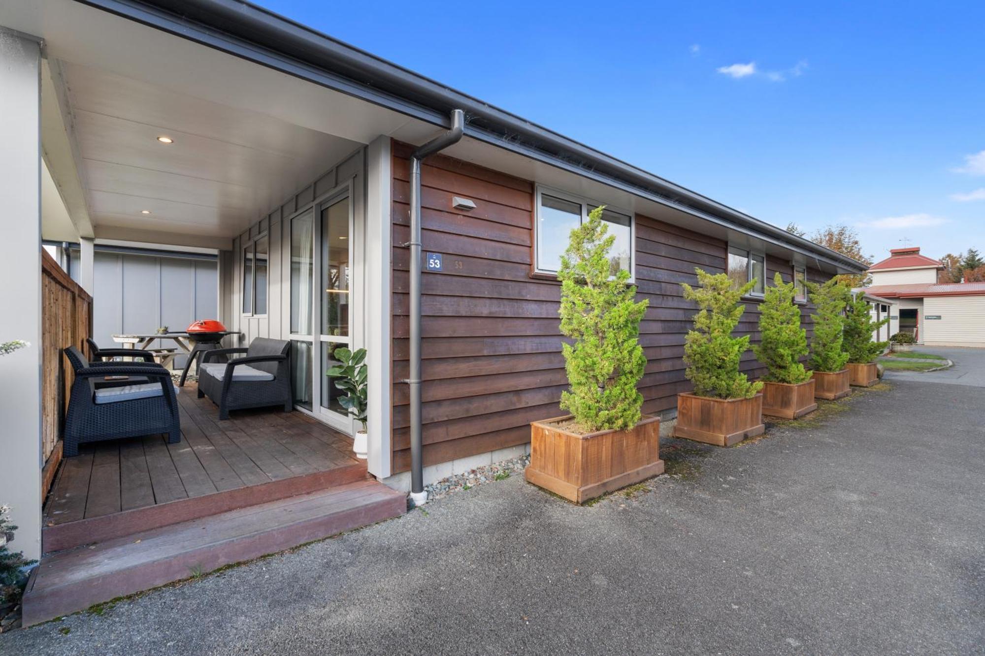 Tasman Holiday Parks - 蒂阿瑙湖 外观 照片 A typical villa at the park