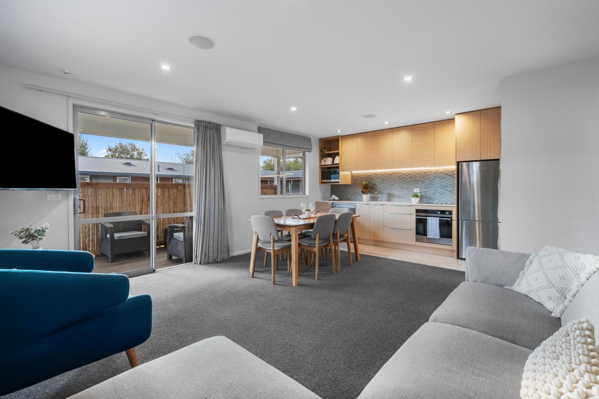 Tasman Holiday Parks - 蒂阿瑙湖 外观 照片 A staged apartment at the Village