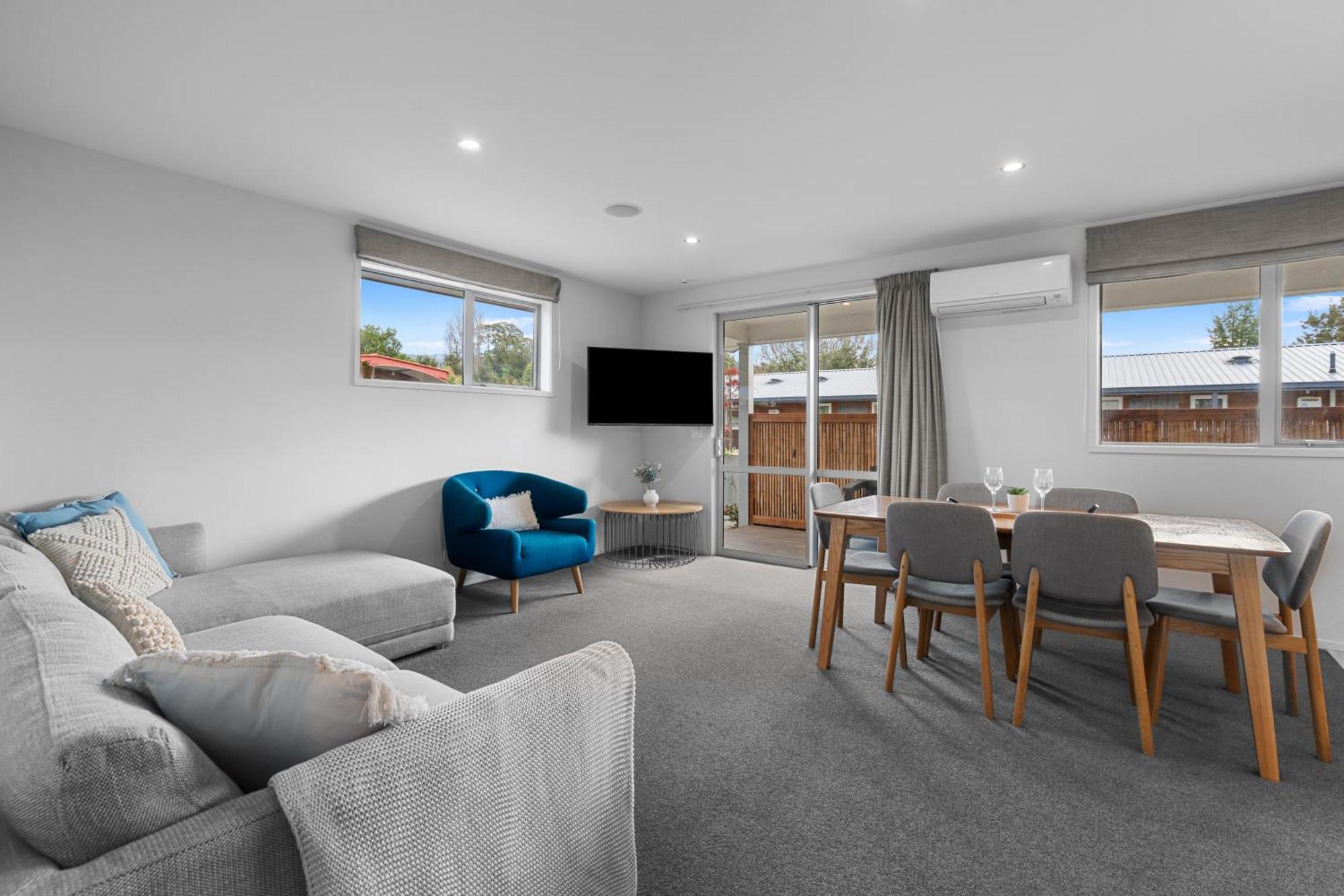 Tasman Holiday Parks - 蒂阿瑙湖 外观 照片 A staged living room