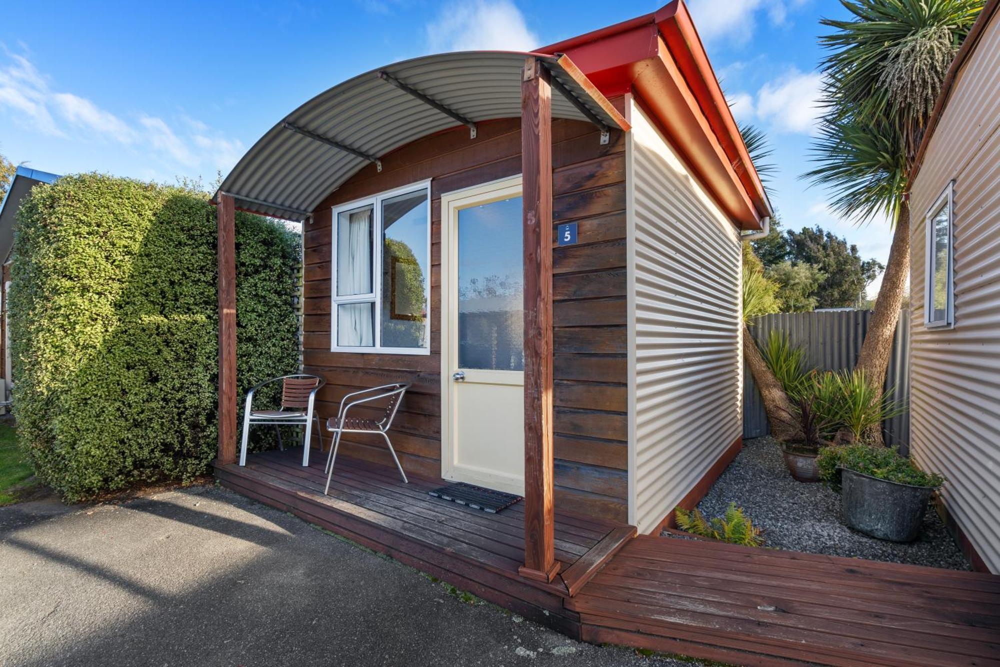 Tasman Holiday Parks - 蒂阿瑙湖 外观 照片 A bach in Wellington, New Zealand