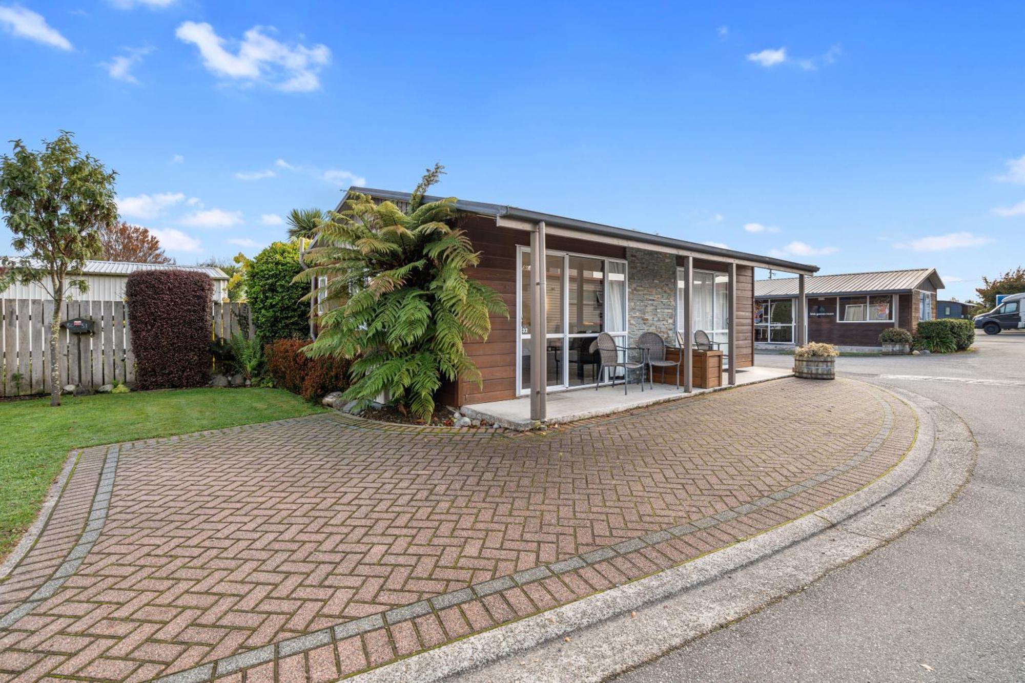 Tasman Holiday Parks - 蒂阿瑙湖 外观 照片 A typical bach in the Bay of Plenty
