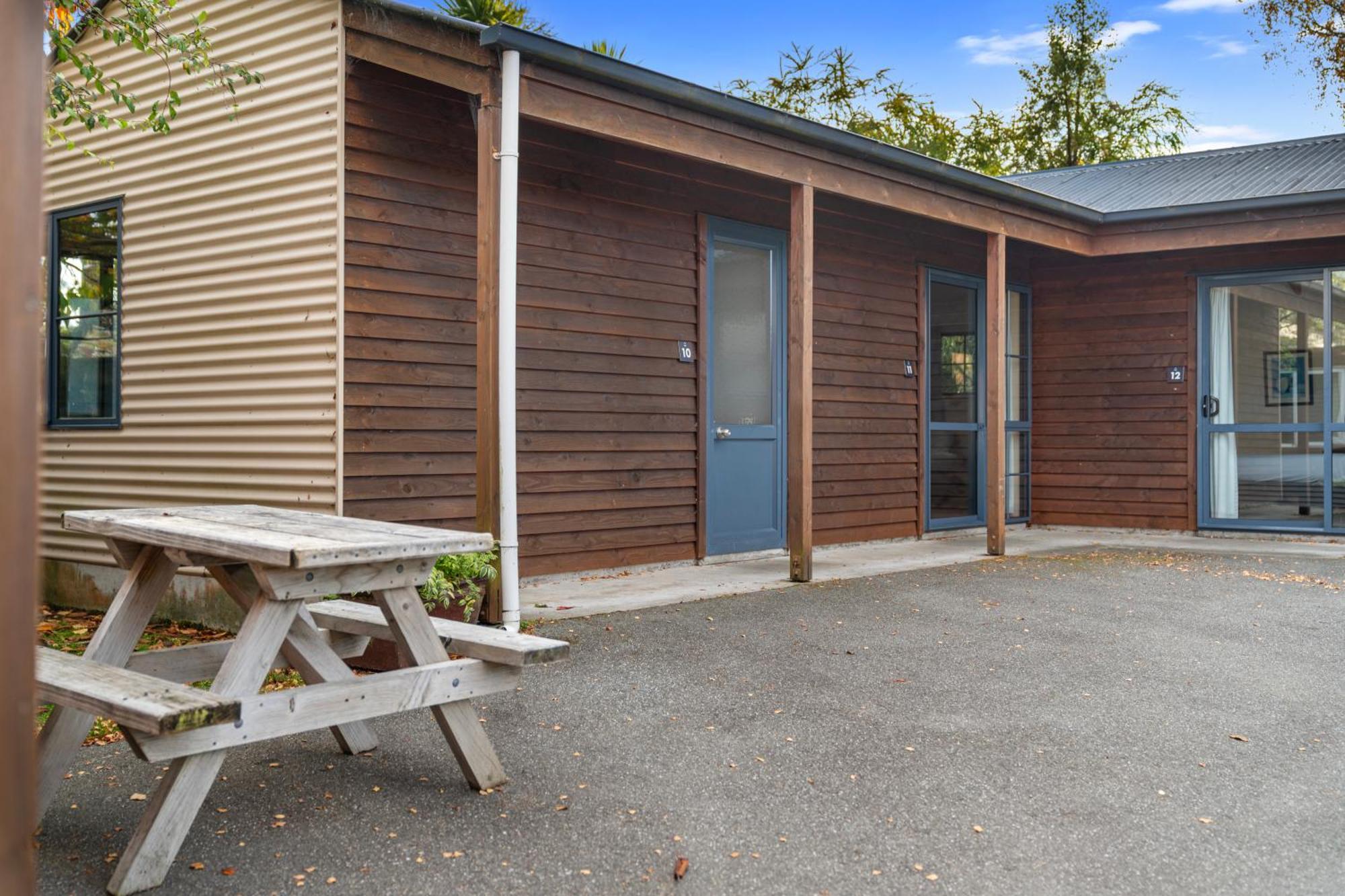 Tasman Holiday Parks - 蒂阿瑙湖 外观 照片 The old school building