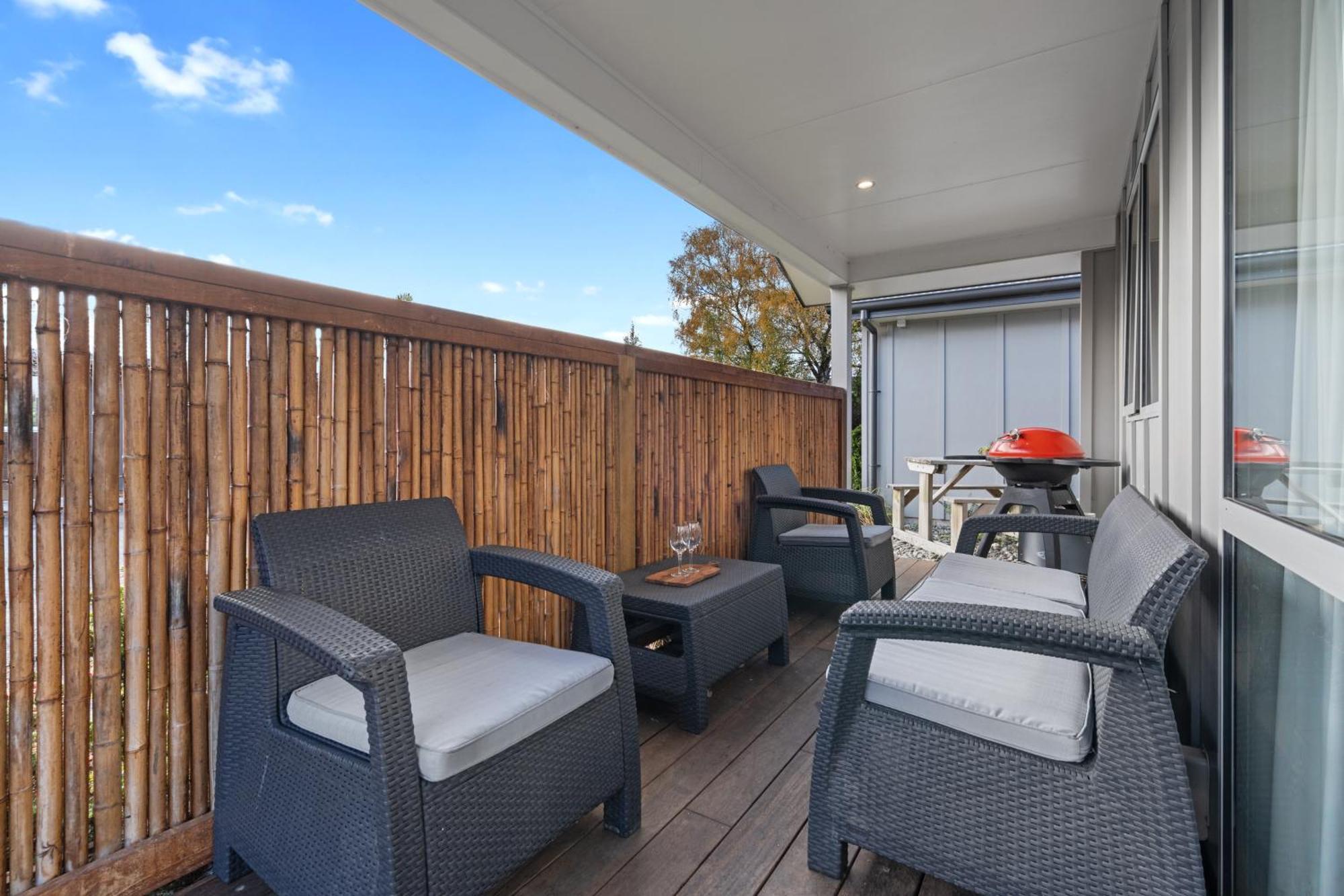Tasman Holiday Parks - 蒂阿瑙湖 外观 照片 A balcony