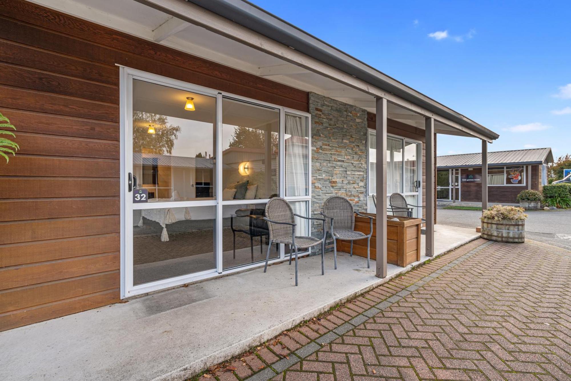 Tasman Holiday Parks - 蒂阿瑙湖 外观 照片 A typical motel room
