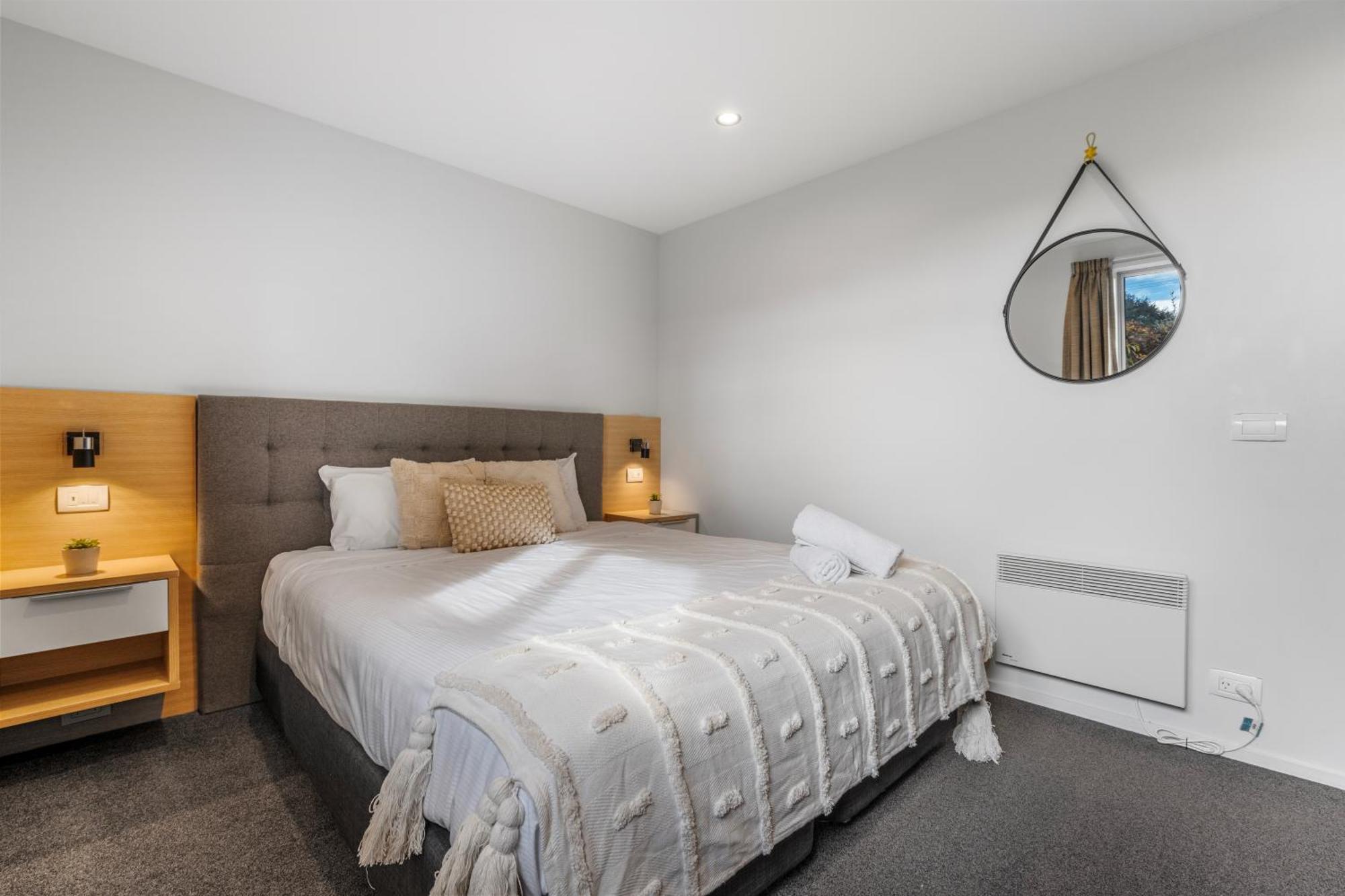 Tasman Holiday Parks - 蒂阿瑙湖 外观 照片 A bedroom in a modern house