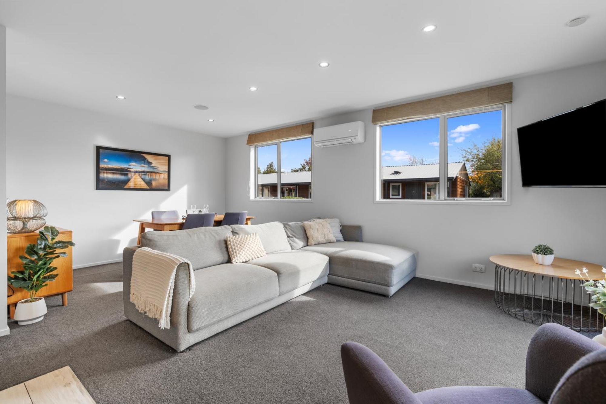 Tasman Holiday Parks - 蒂阿瑙湖 外观 照片 A living room in a house