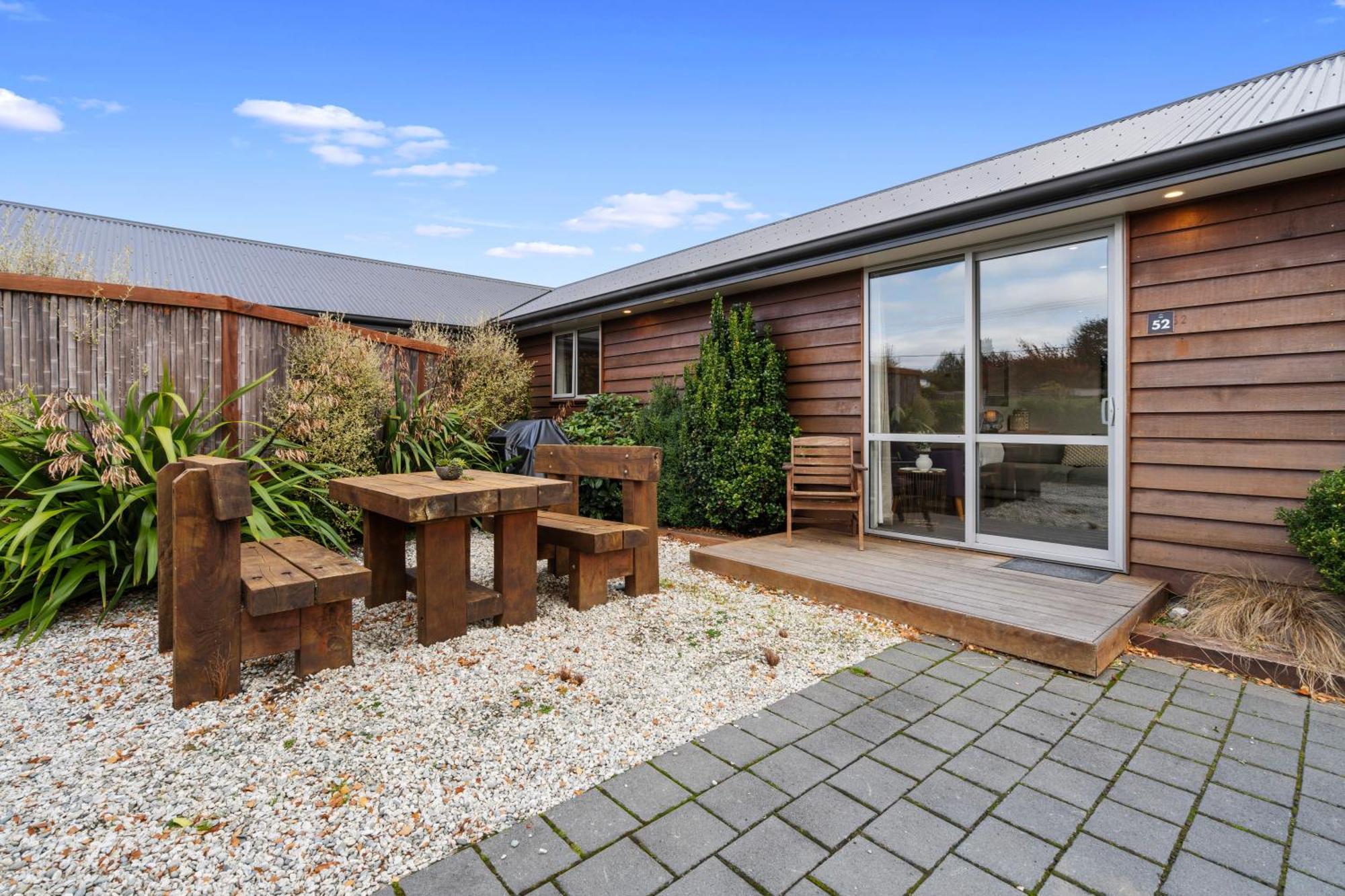 Tasman Holiday Parks - 蒂阿瑙湖 外观 照片 A house in the suburb of Flat Bush, Auckland, New Zealand.