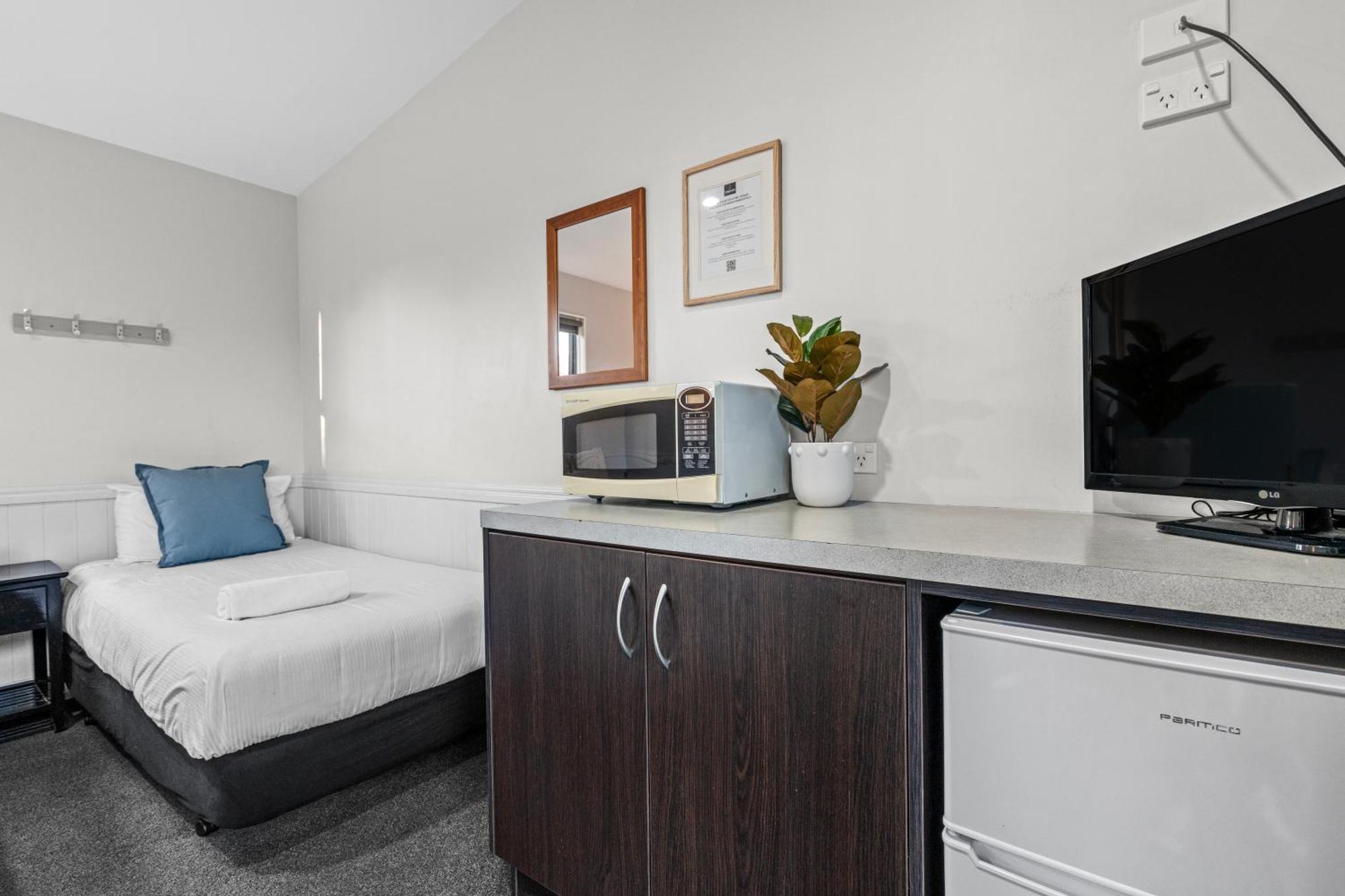 Tasman Holiday Parks - 蒂阿瑙湖 外观 照片 A typical studio apartment