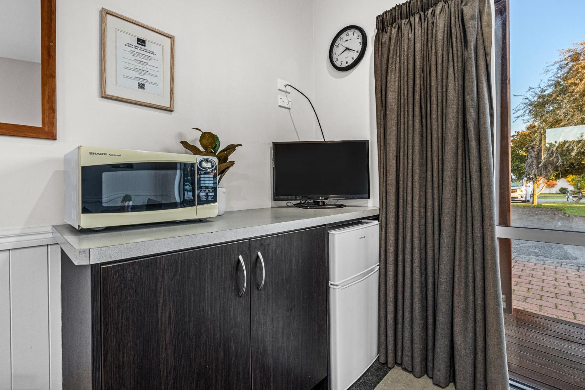 Tasman Holiday Parks - 蒂阿瑙湖 外观 照片 A curtain in a kitchen