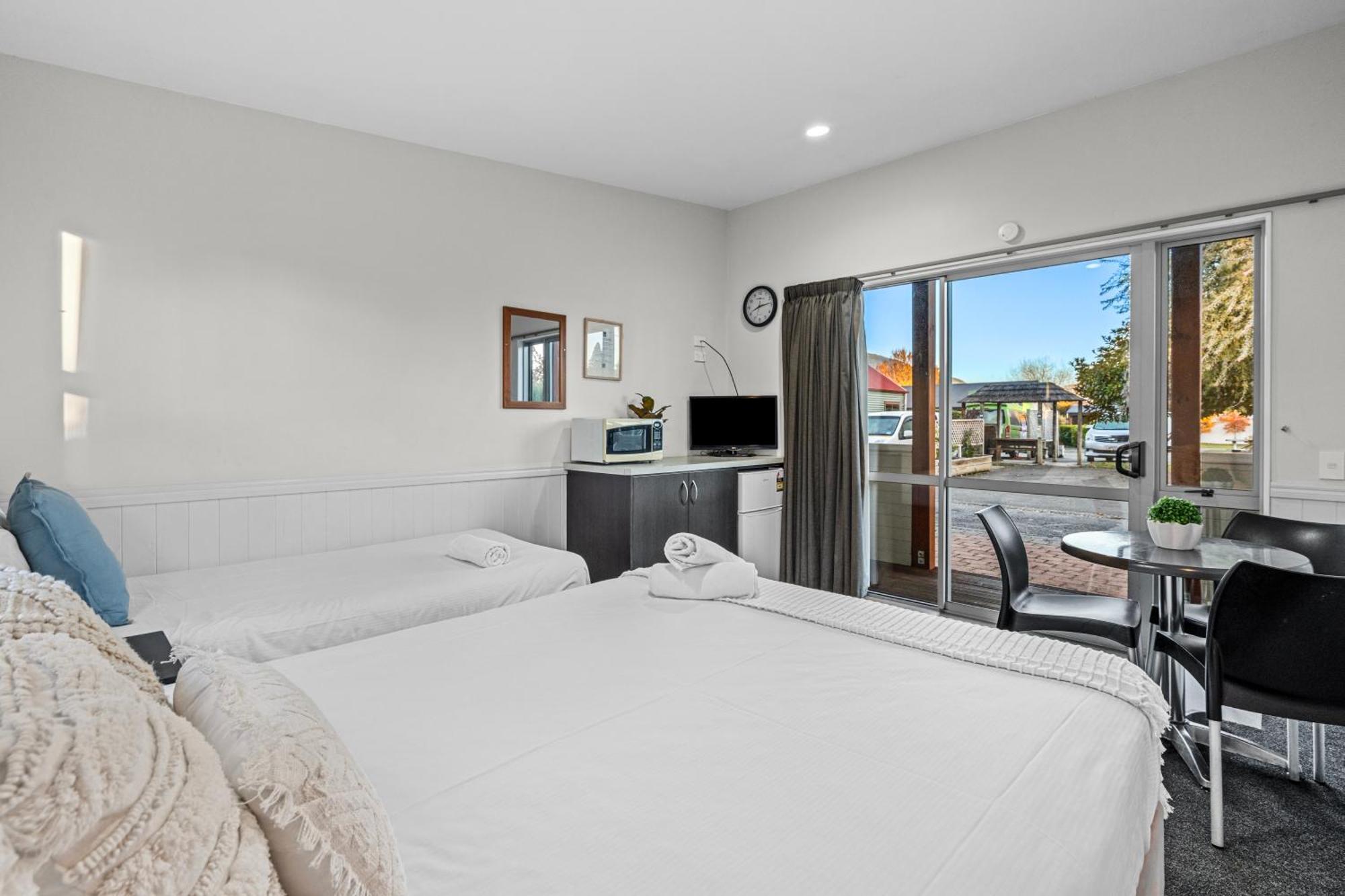 Tasman Holiday Parks - 蒂阿瑙湖 外观 照片 A typical studio room at a motel