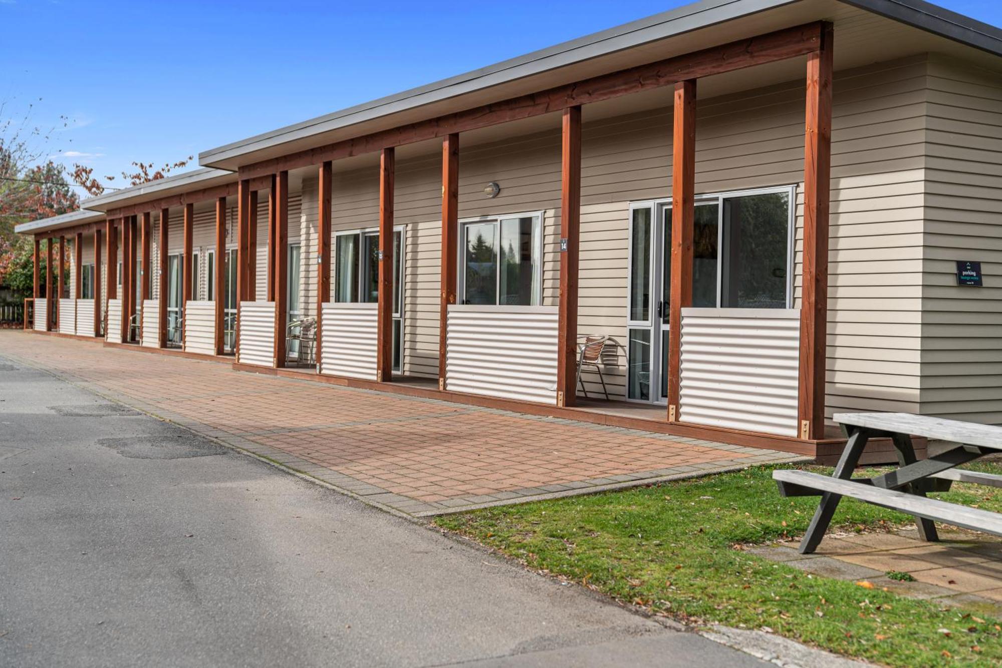 Tasman Holiday Parks - 蒂阿瑙湖 外观 照片 The motel at the station