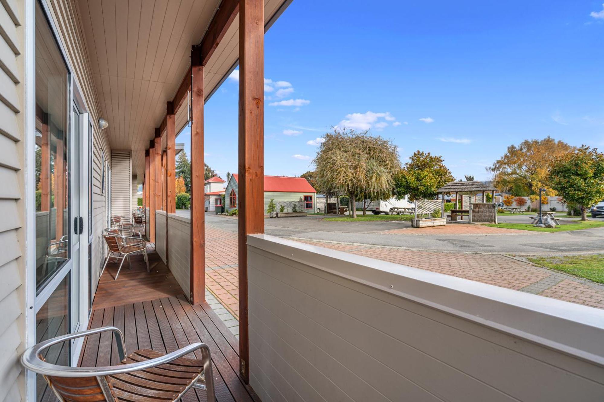 Tasman Holiday Parks - 蒂阿瑙湖 外观 照片 The deck of a one-bedroom apartment at the hotel