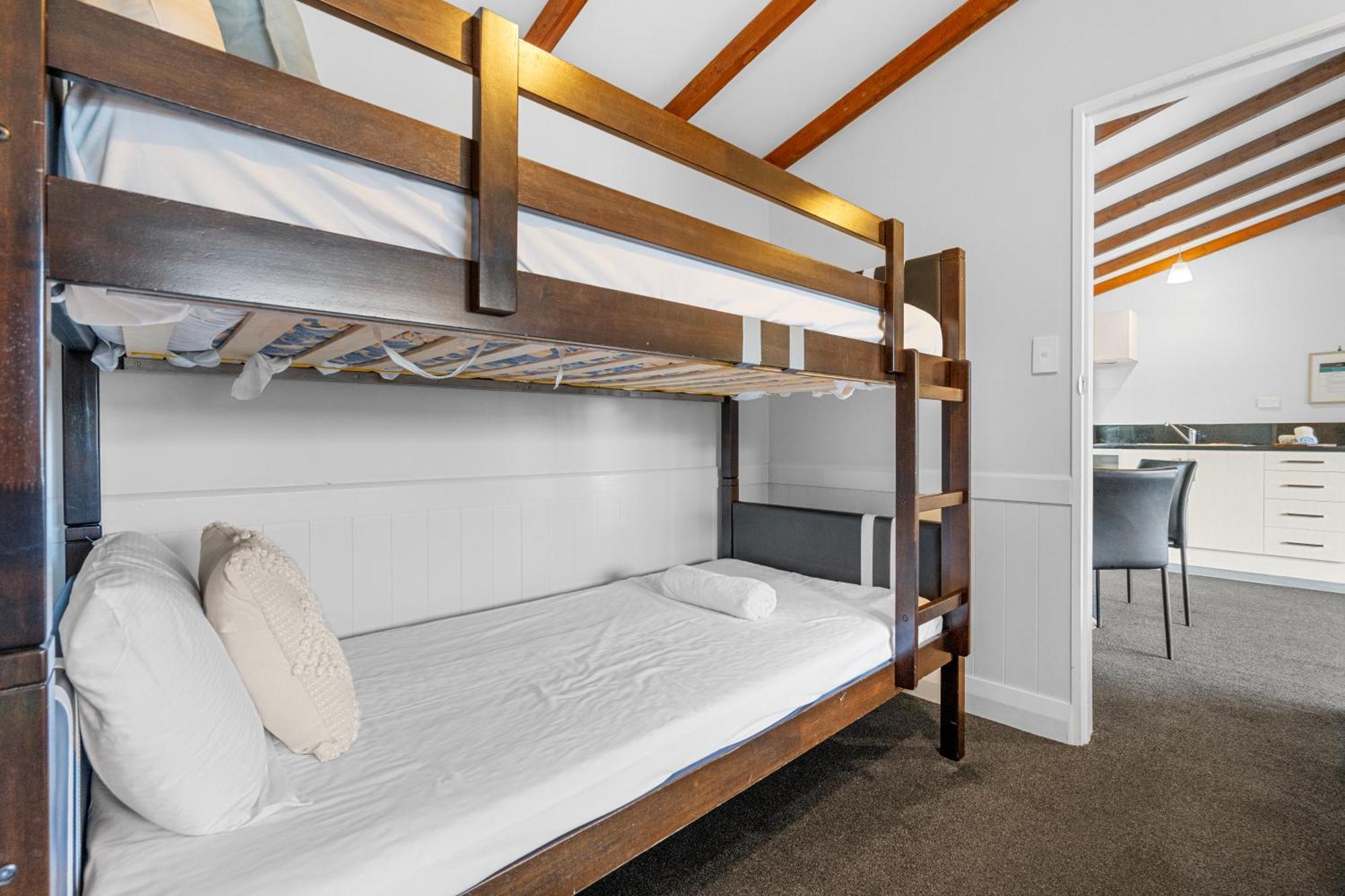 Tasman Holiday Parks - 蒂阿瑙湖 外观 照片 Bunk beds in a motel