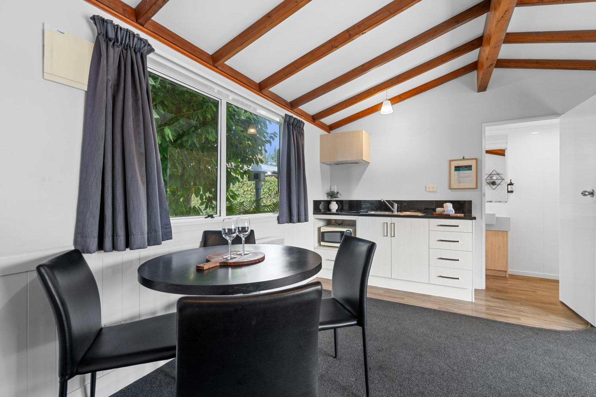 Tasman Holiday Parks - 蒂阿瑙湖 外观 照片 Kitchenette in a typical motel room