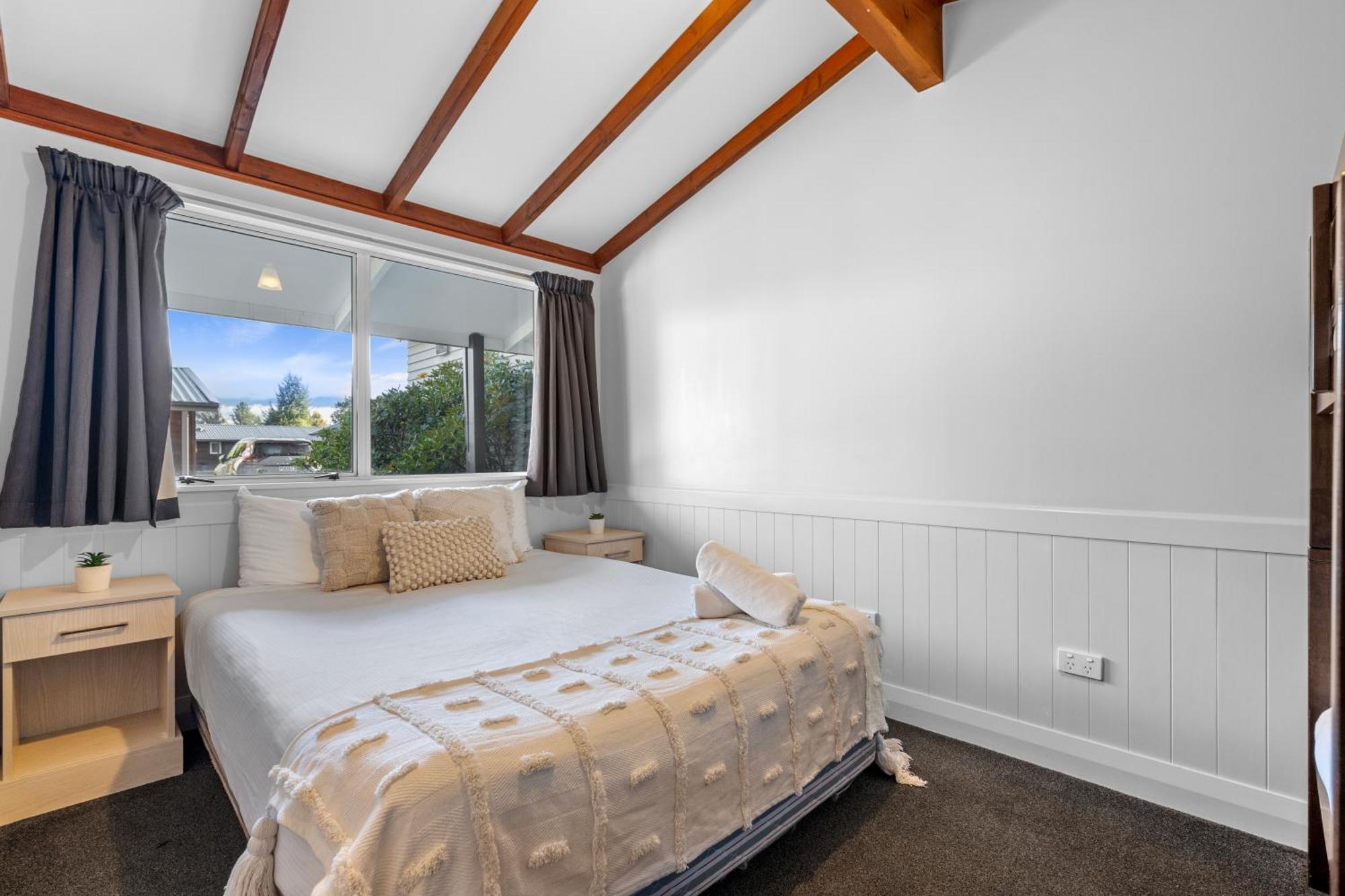 Tasman Holiday Parks - 蒂阿瑙湖 外观 照片 A bedroom with a high ceiling