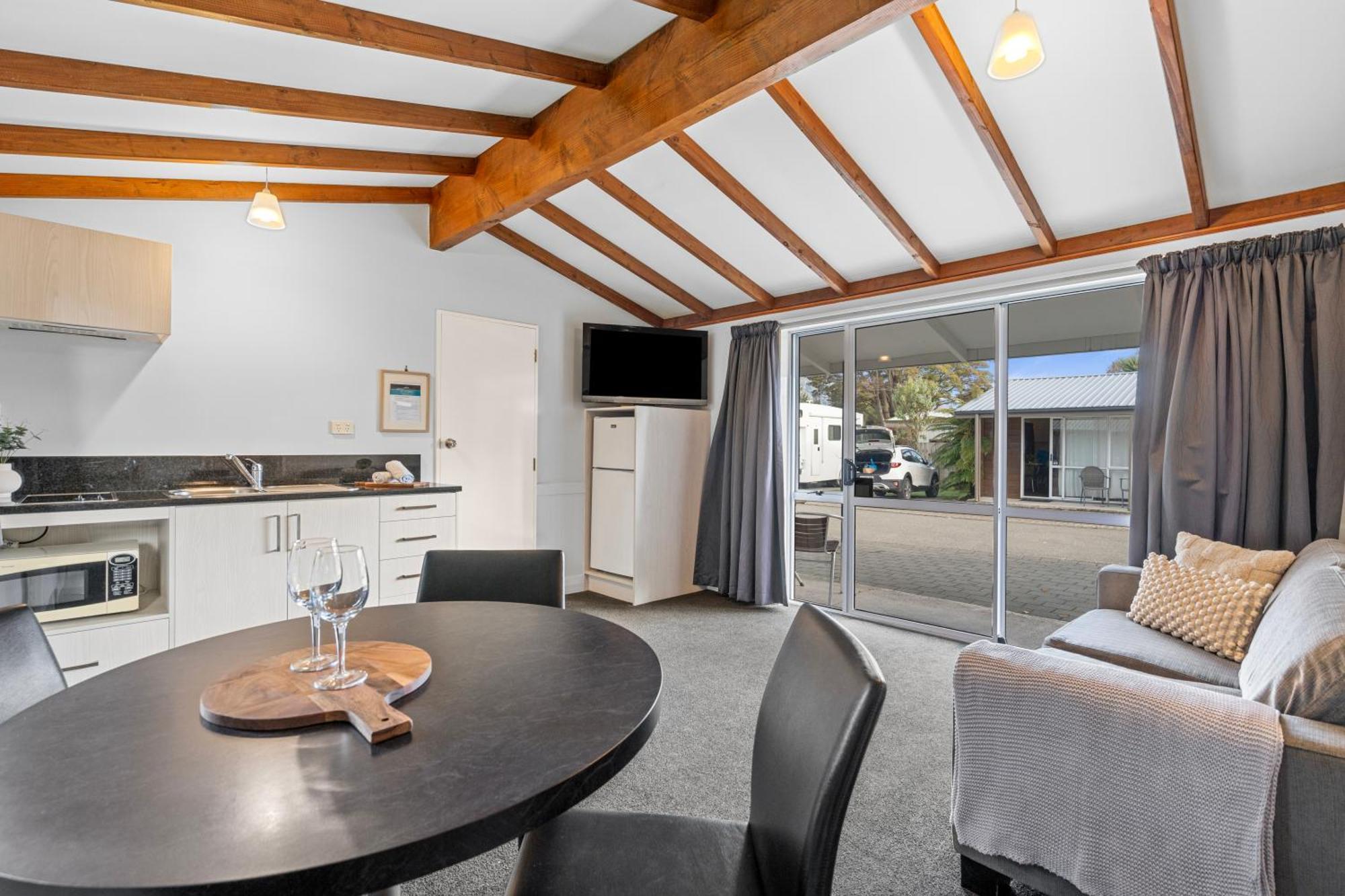 Tasman Holiday Parks - 蒂阿瑙湖 外观 照片 A typical two bedroom apartment