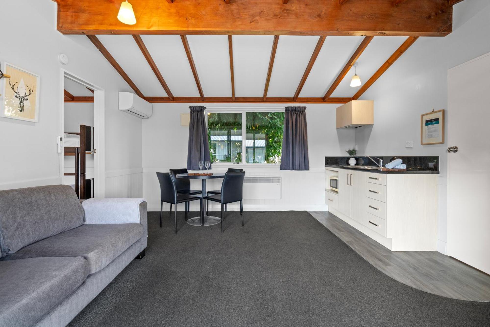 Tasman Holiday Parks - 蒂阿瑙湖 外观 照片 A typical studio apartment