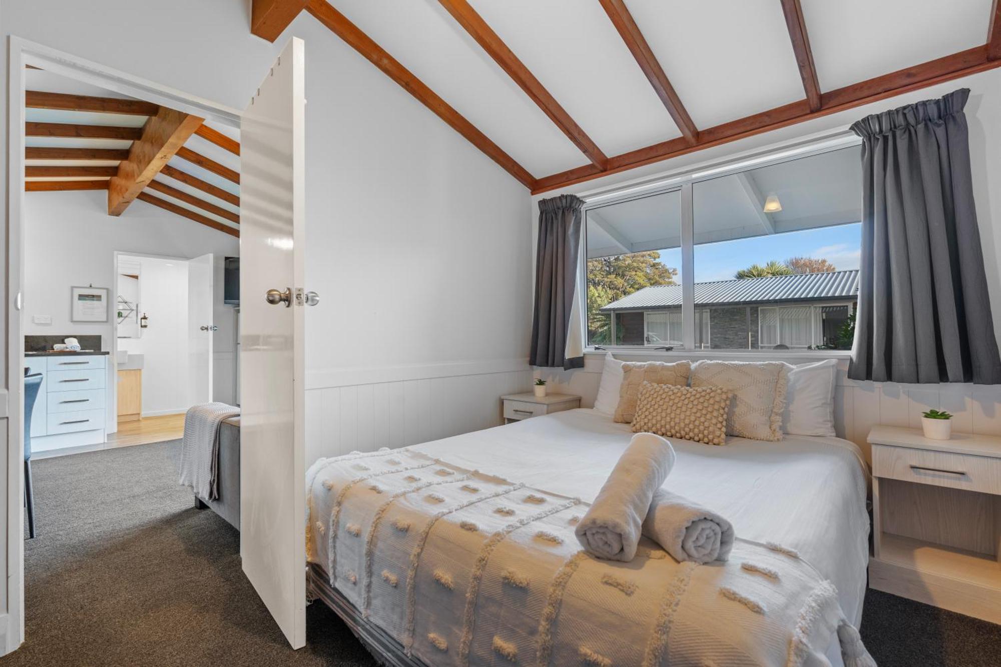 Tasman Holiday Parks - 蒂阿瑙湖 外观 照片 A studio apartment in New Zealand