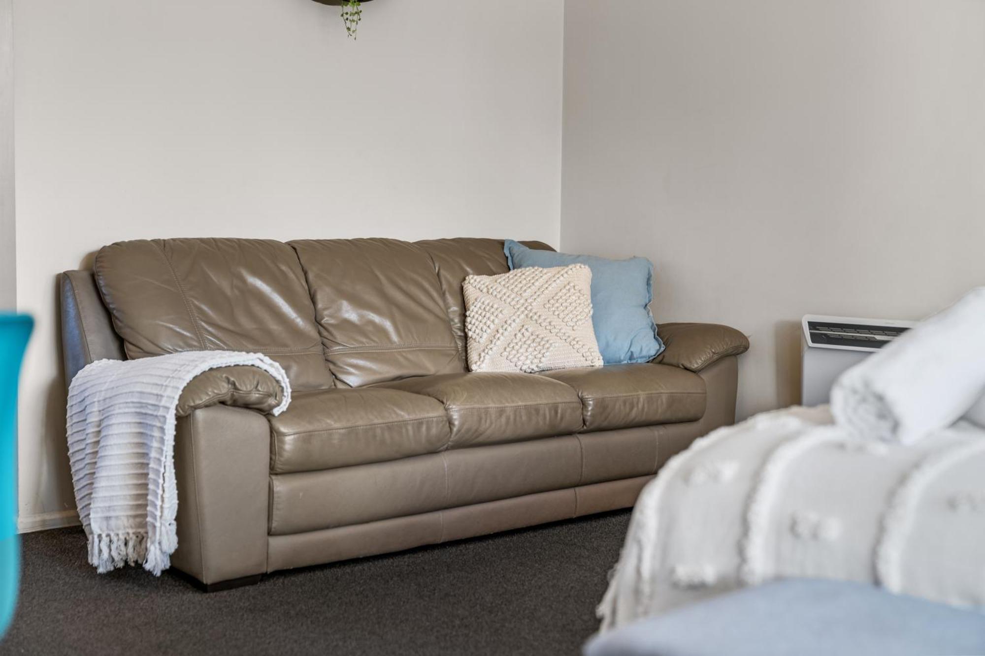Tasman Holiday Parks - 蒂阿瑙湖 外观 照片 A leather sofa