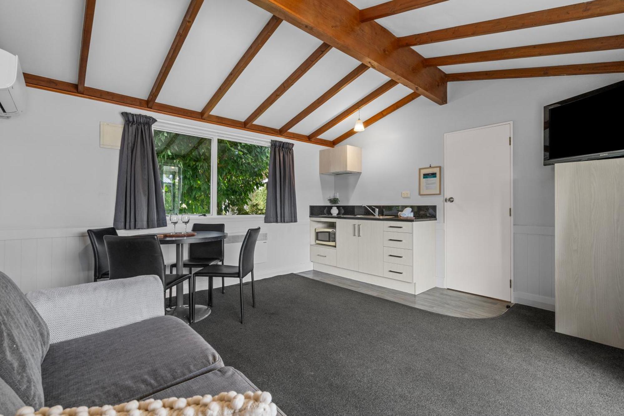Tasman Holiday Parks - 蒂阿瑙湖 外观 照片 A typical studio apartment