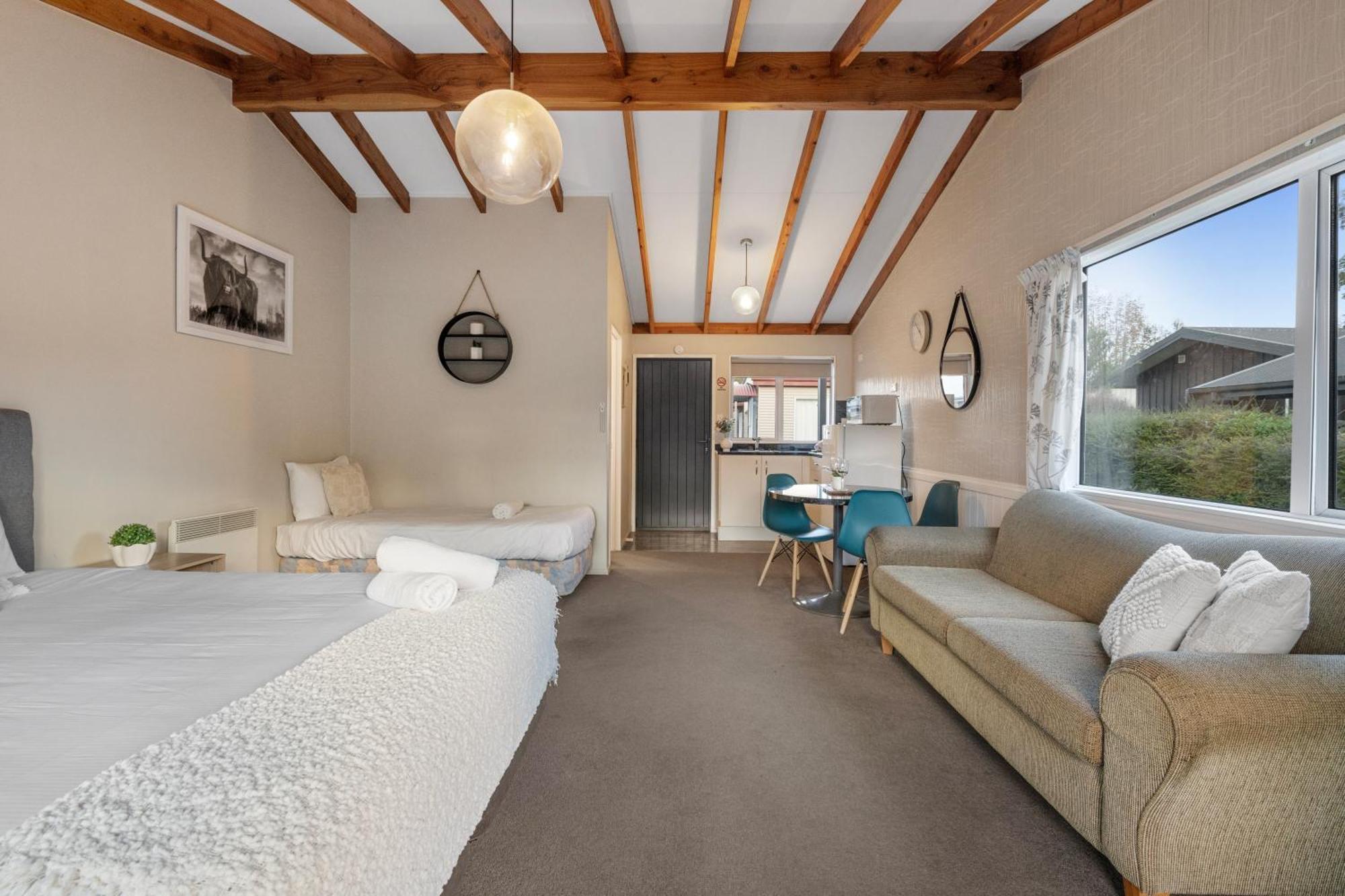 Tasman Holiday Parks - 蒂阿瑙湖 外观 照片 A typical studio apartment