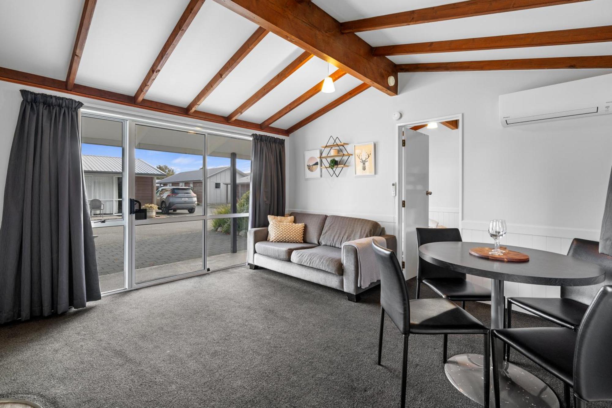 Tasman Holiday Parks - 蒂阿瑙湖 外观 照片 A typical one bedroom studio