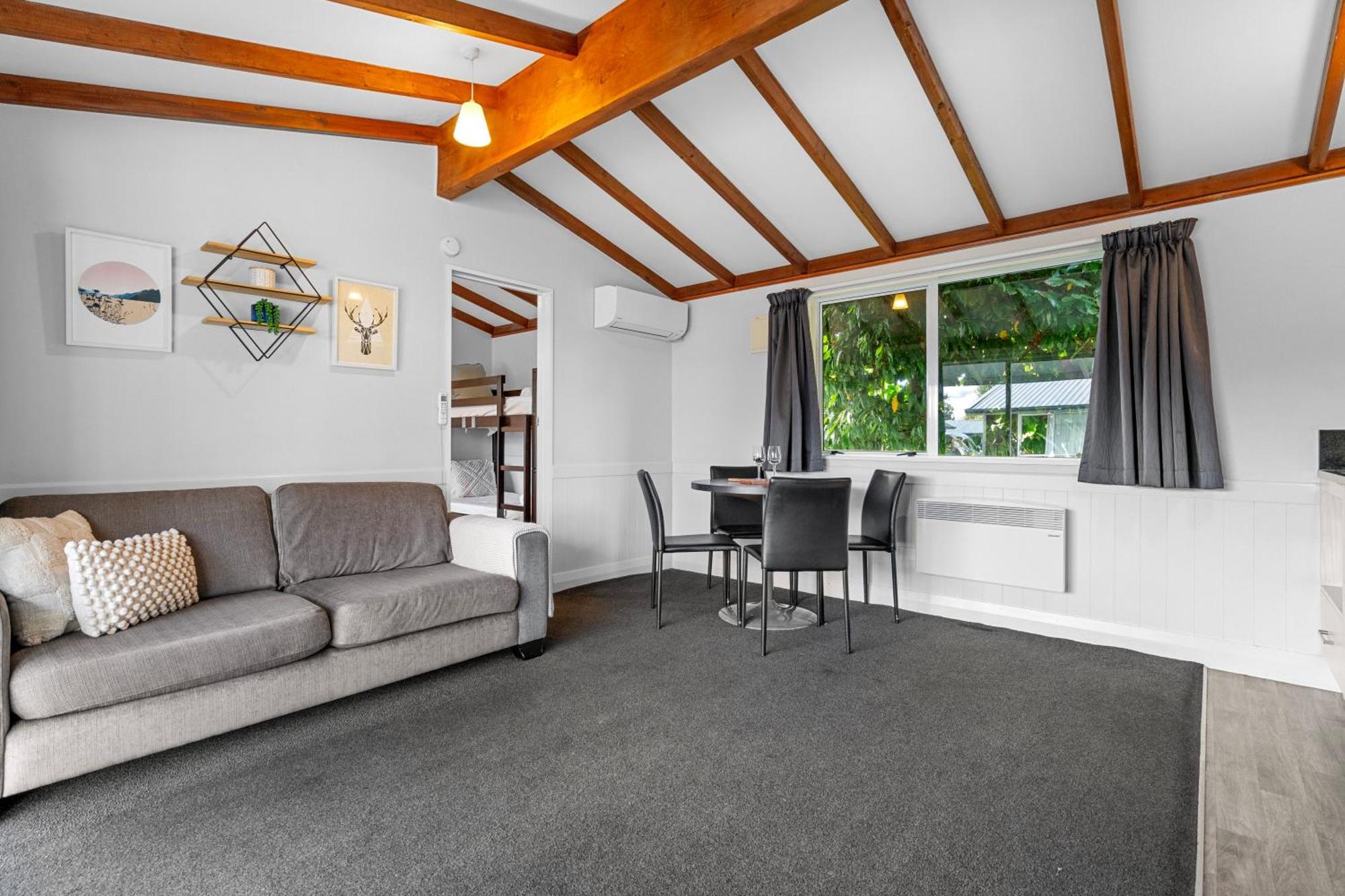 Tasman Holiday Parks - 蒂阿瑙湖 外观 照片 A typical one-bedroom apartment