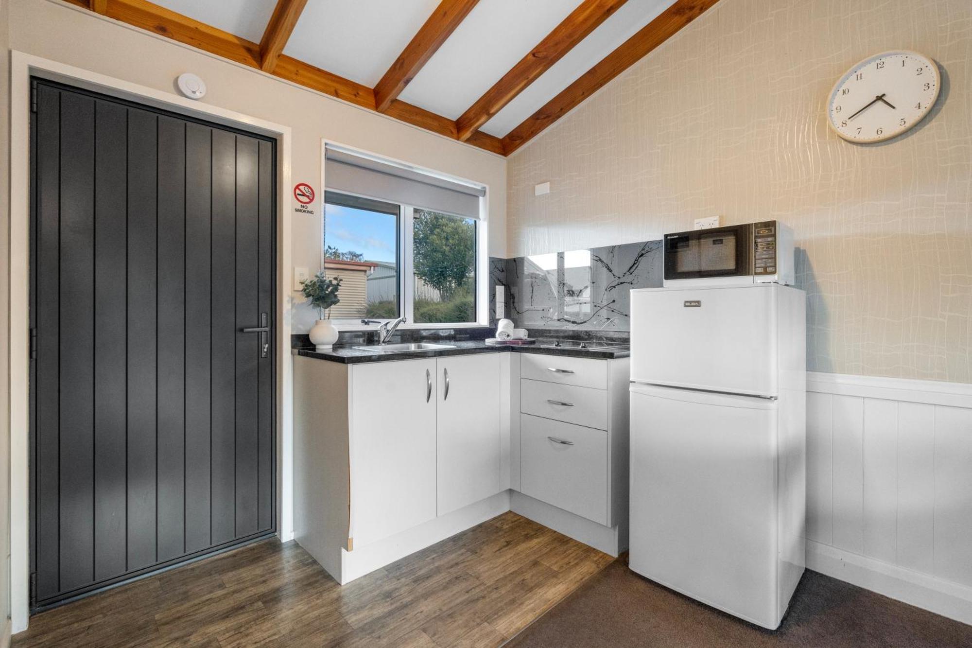 Tasman Holiday Parks - 蒂阿瑙湖 外观 照片 A kitchen in a motel