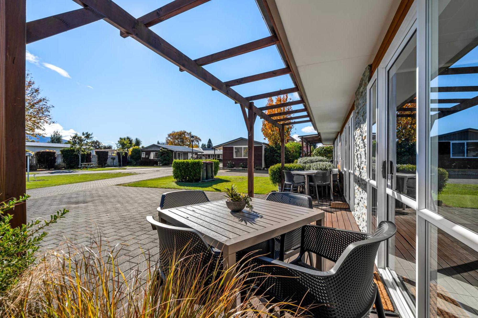 Tasman Holiday Parks - 蒂阿瑙湖 外观 照片 The Village at The Lakes College