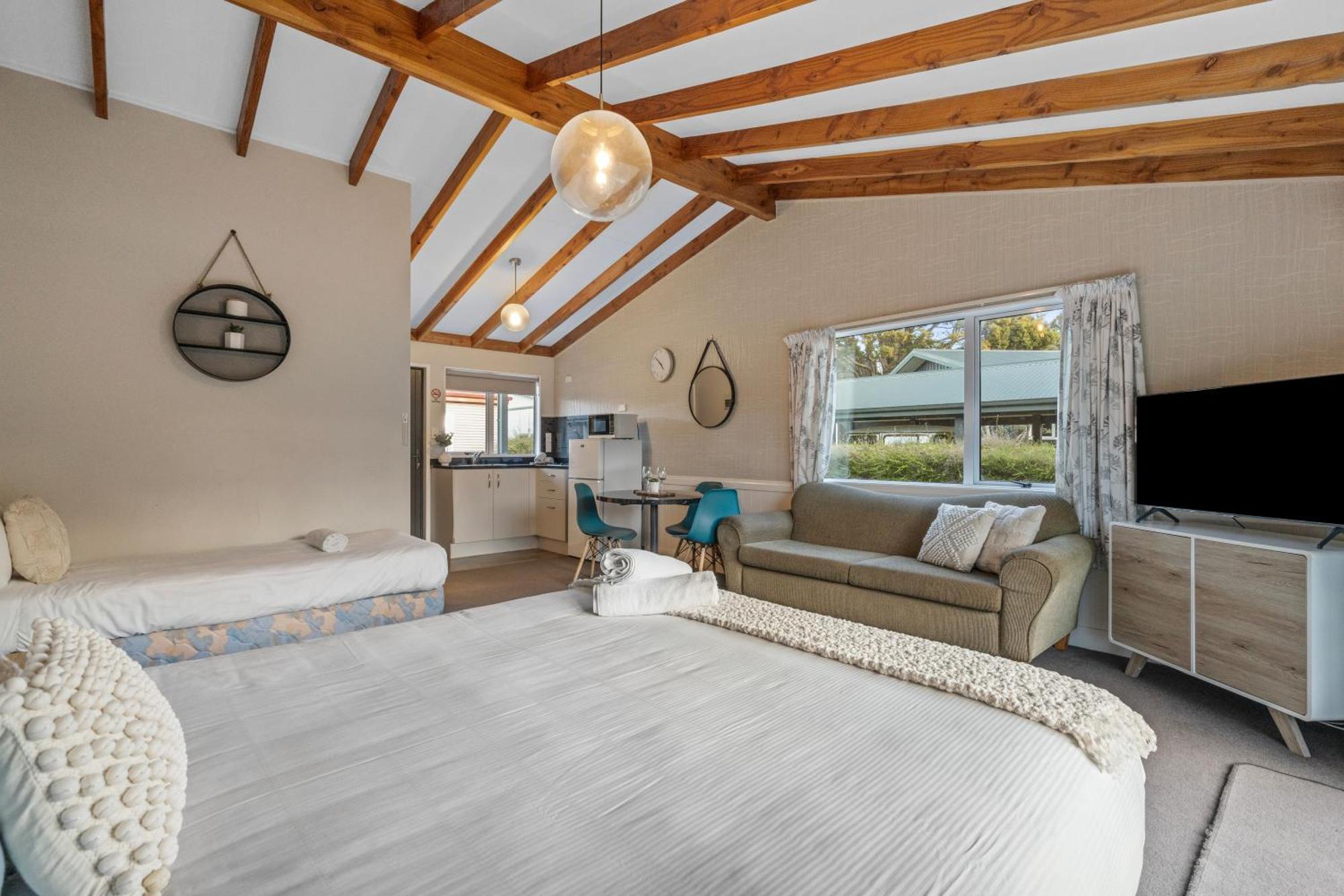 Tasman Holiday Parks - 蒂阿瑙湖 外观 照片 A studio apartment in New Zealand