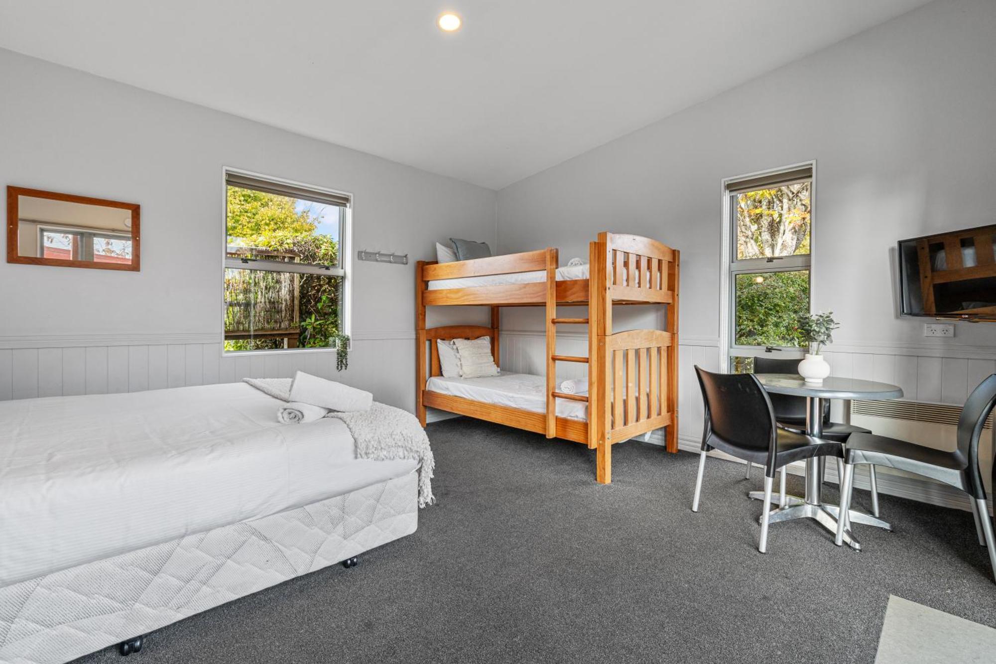 Tasman Holiday Parks - 蒂阿瑙湖 外观 照片 A typical studio room at a backpackers' hostel in Dunedin, New Zealand