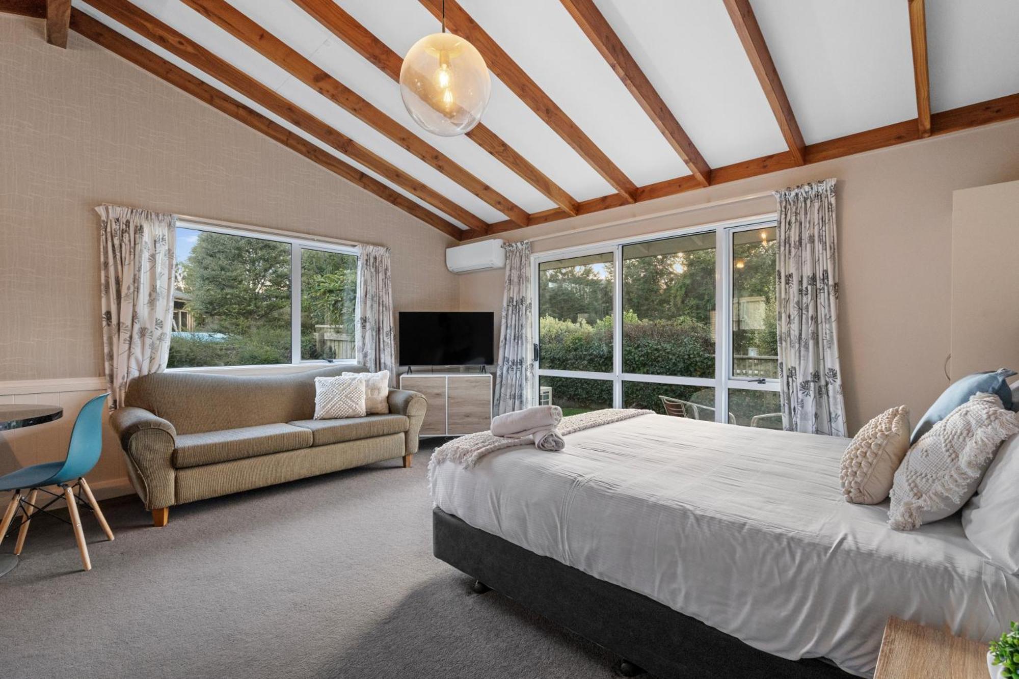 Tasman Holiday Parks - 蒂阿瑙湖 外观 照片 A bedroom in a house