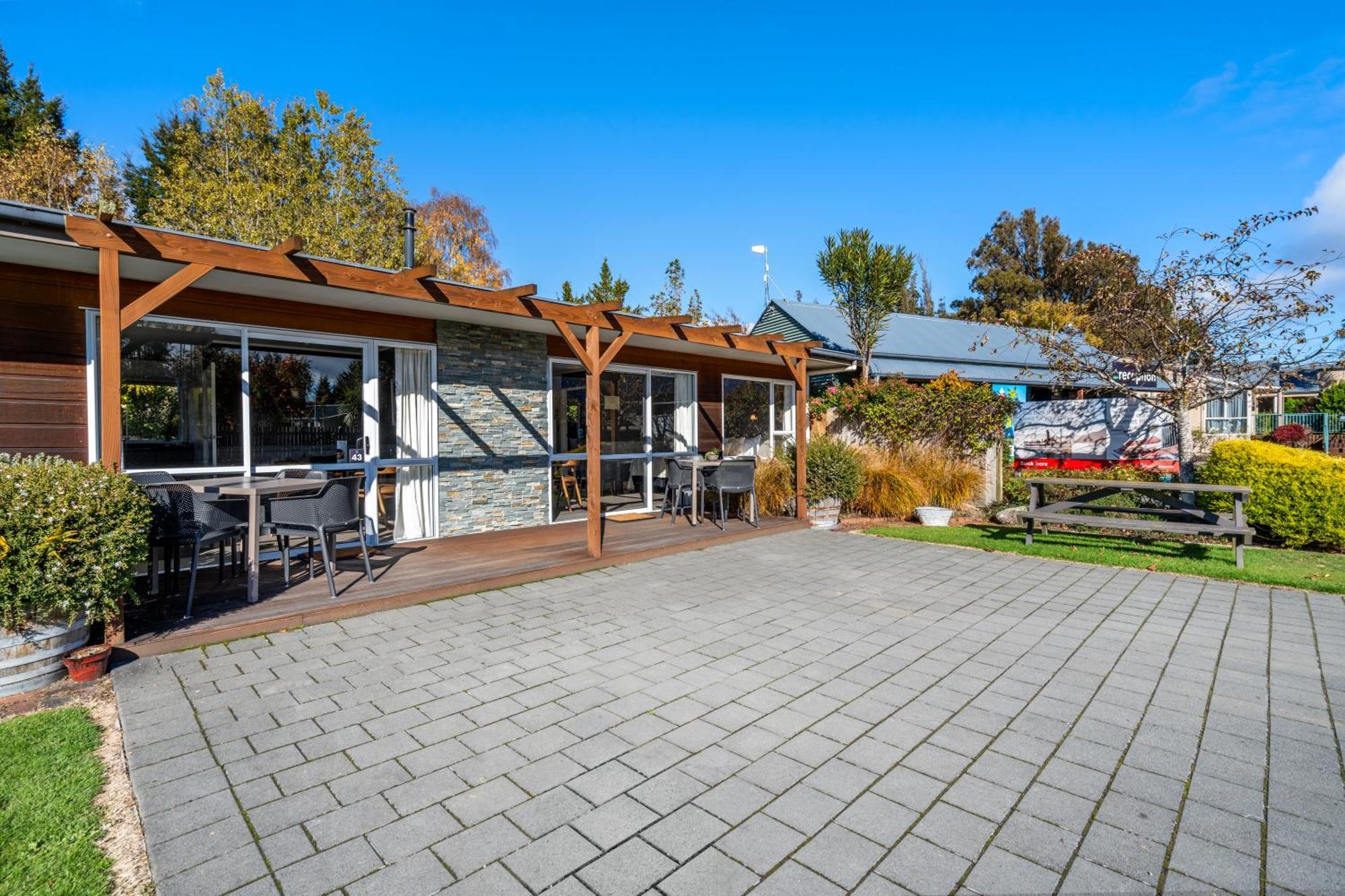 Tasman Holiday Parks - 蒂阿瑙湖 外观 照片 The Lodge at the Hanmer Springs Thermal Pools
