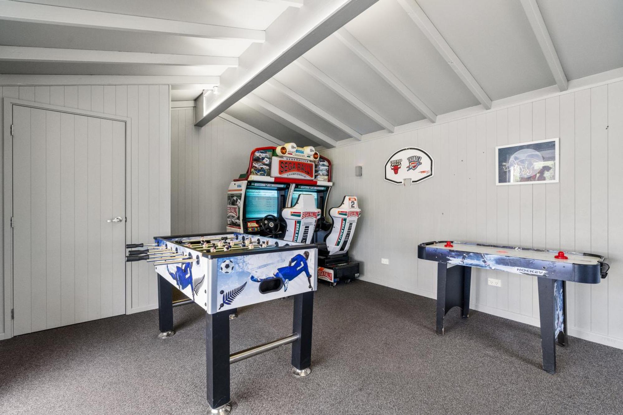 Tasman Holiday Parks - 蒂阿瑙湖 外观 照片 A games room