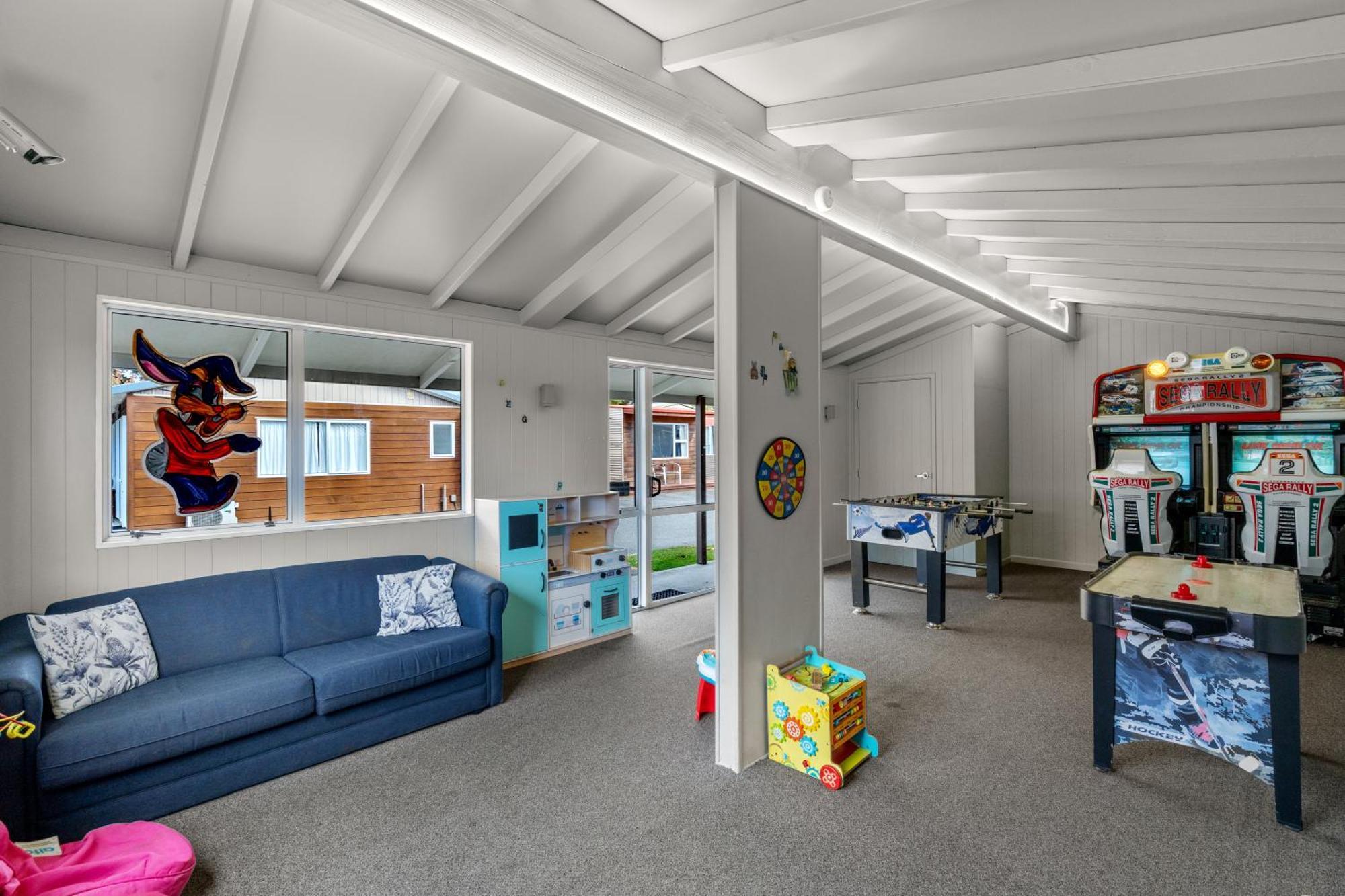 Tasman Holiday Parks - 蒂阿瑙湖 外观 照片 The interior of the house