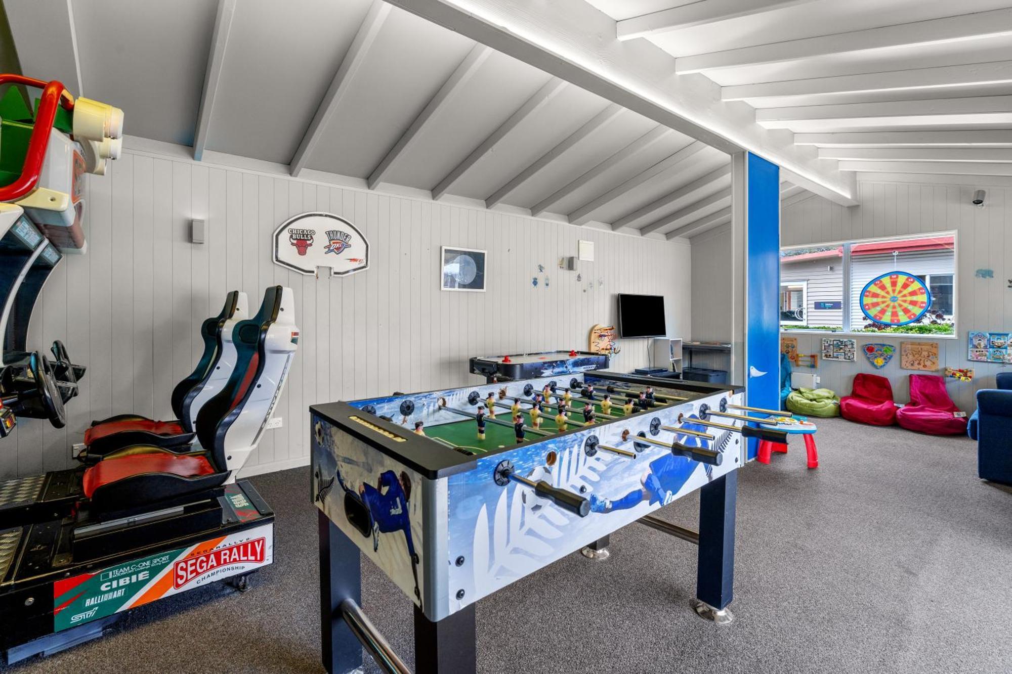 Tasman Holiday Parks - 蒂阿瑙湖 外观 照片 The games room