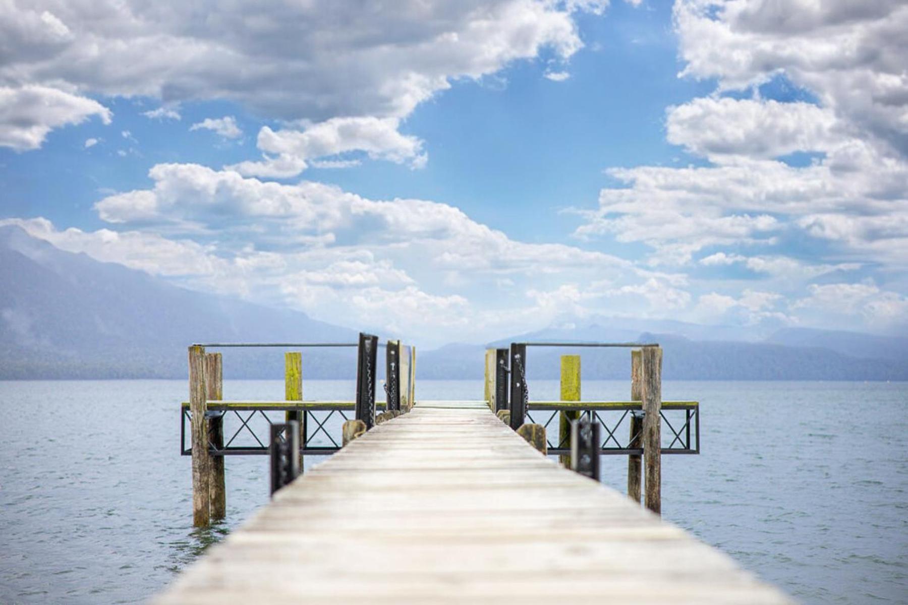 Tasman Holiday Parks - 蒂阿瑙湖 外观 照片 The pier at the lake