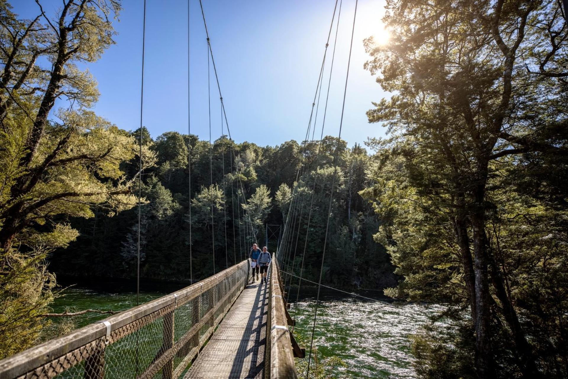 Tasman Holiday Parks - 蒂阿瑙湖 外观 照片 Swing bridge over the Heaphy River