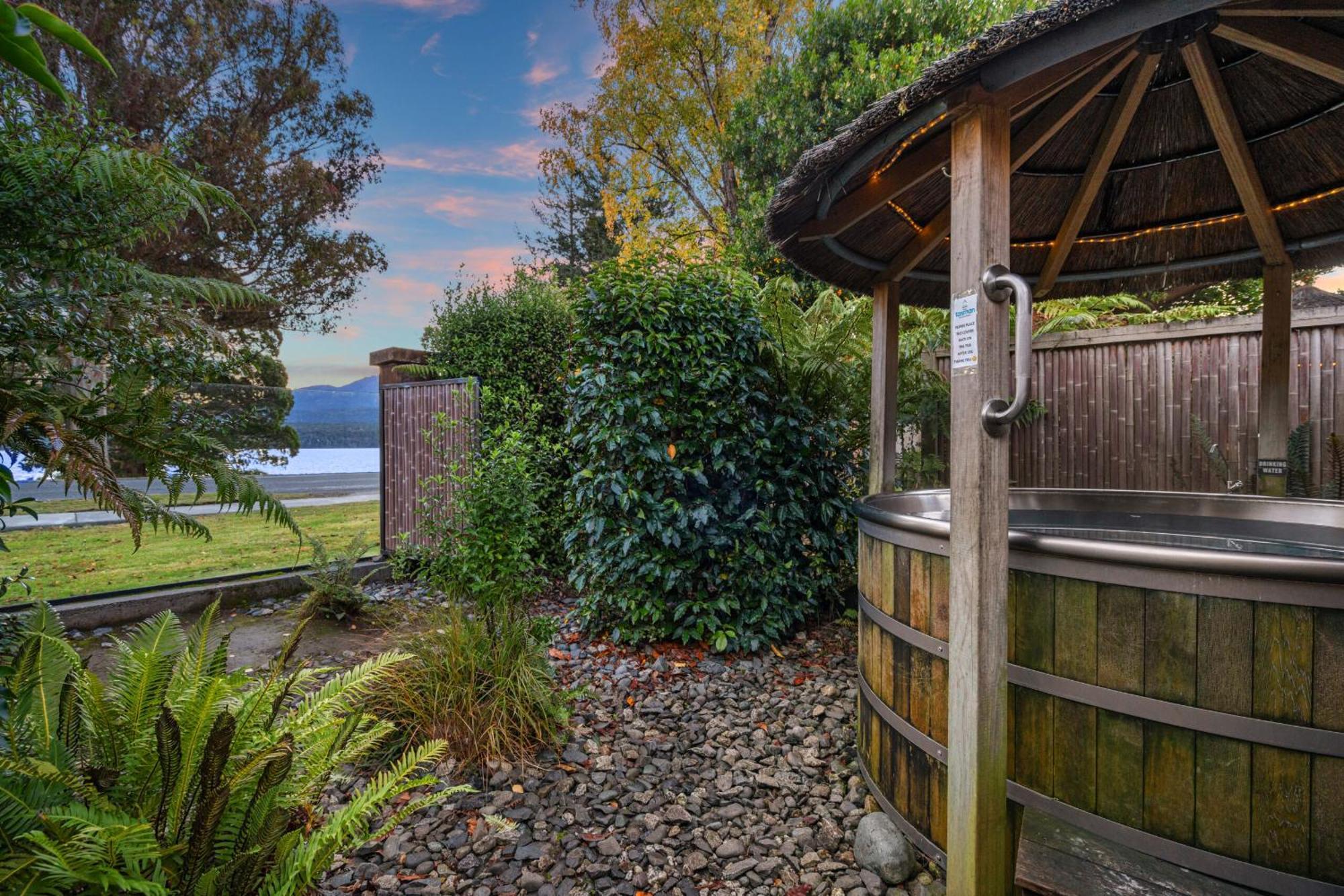 Tasman Holiday Parks - 蒂阿瑙湖 外观 照片 Hot Tub at the Lake