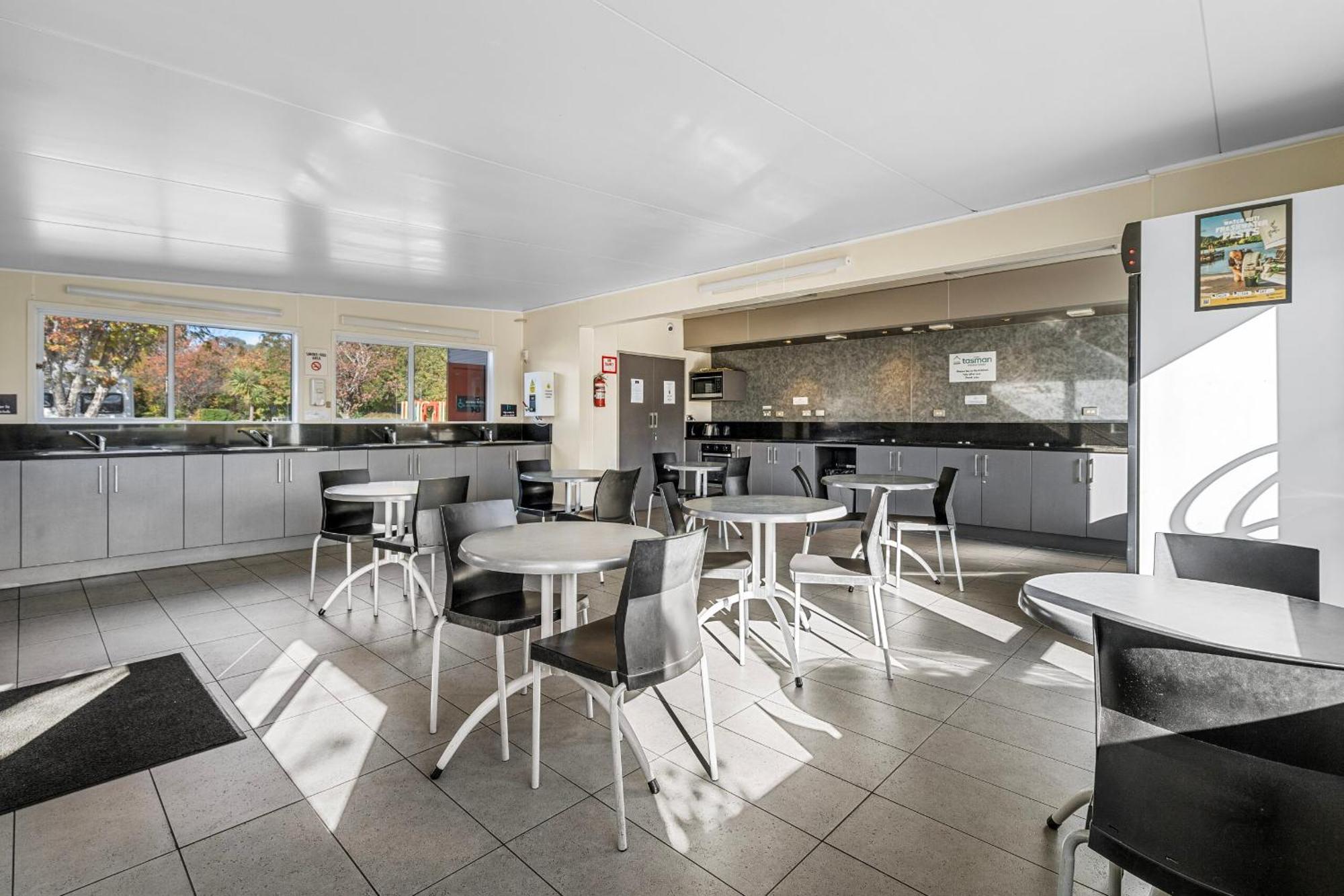 Tasman Holiday Parks - 蒂阿瑙湖 外观 照片 The interior of the lounge
