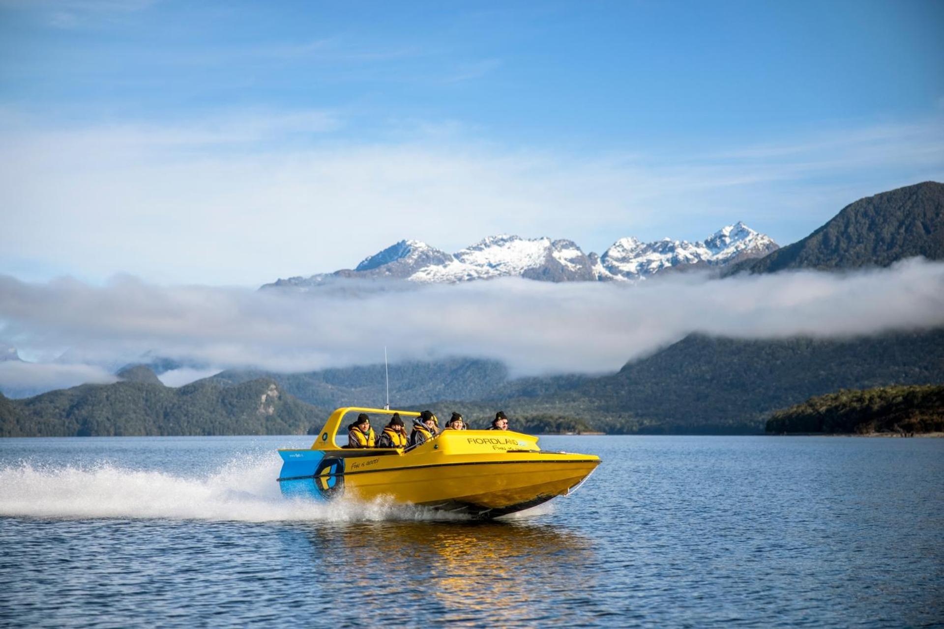 Tasman Holiday Parks - 蒂阿瑙湖 外观 照片 Jet boat on Lake Te Anau