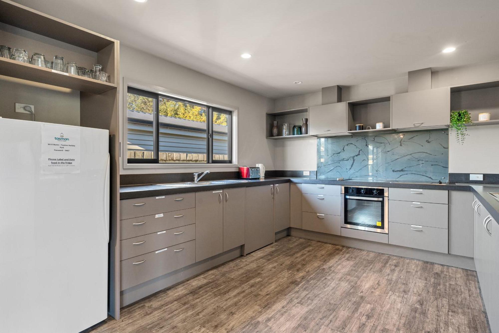 Tasman Holiday Parks - 蒂阿瑙湖 外观 照片 A modern kitchen