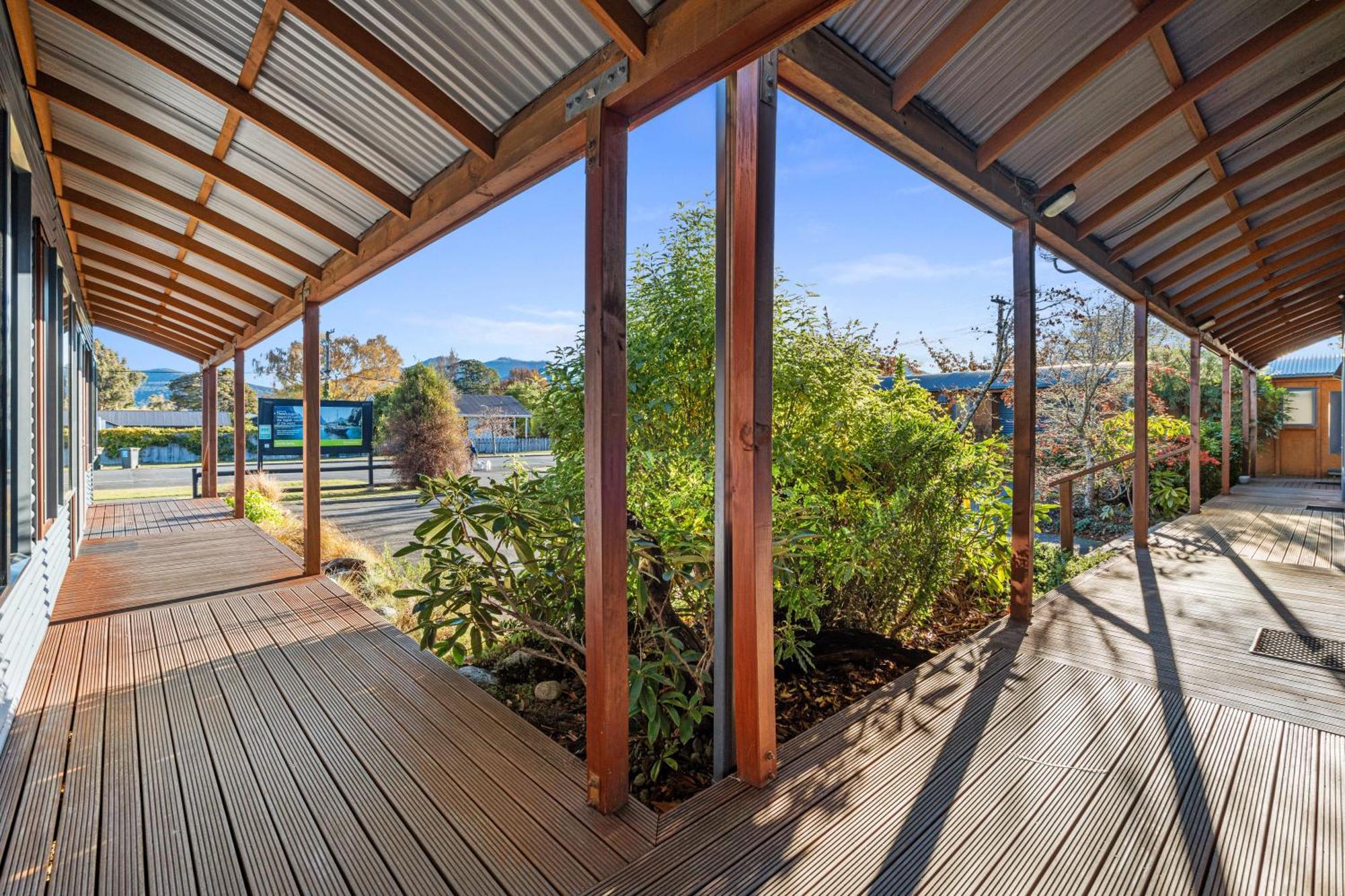 Tasman Holiday Parks - 蒂阿瑙湖 外观 照片 The deck at the front of the house