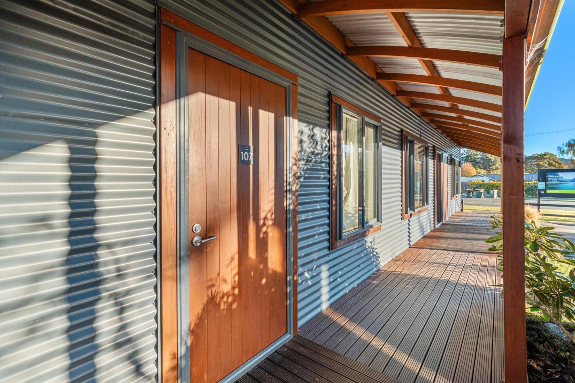 Tasman Holiday Parks - 蒂阿瑙湖 外观 照片 The exterior of a typical residential studio