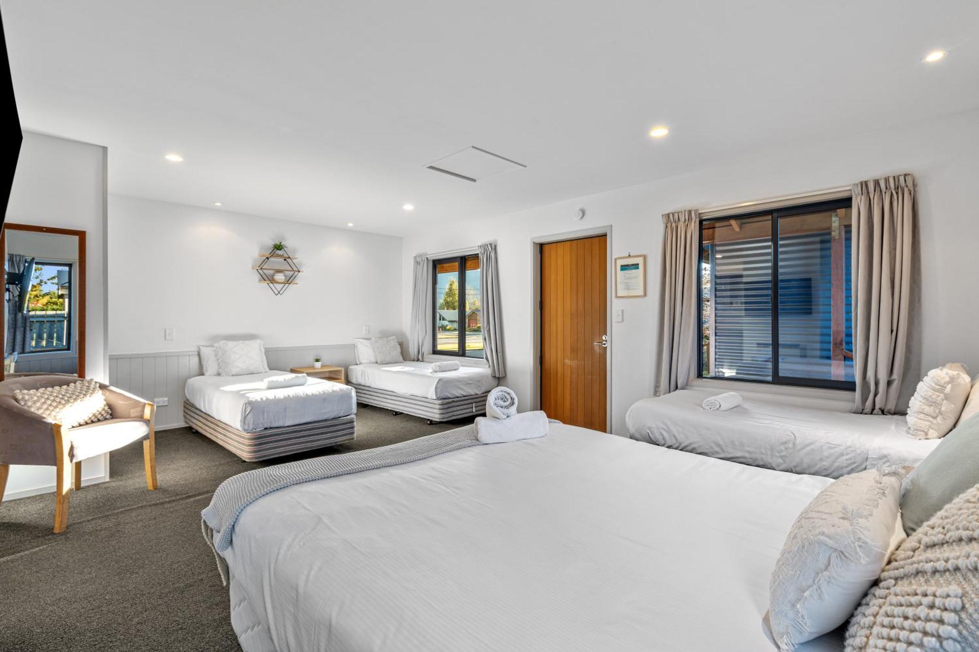 Tasman Holiday Parks - 蒂阿瑙湖 外观 照片 A typical room at the hotel