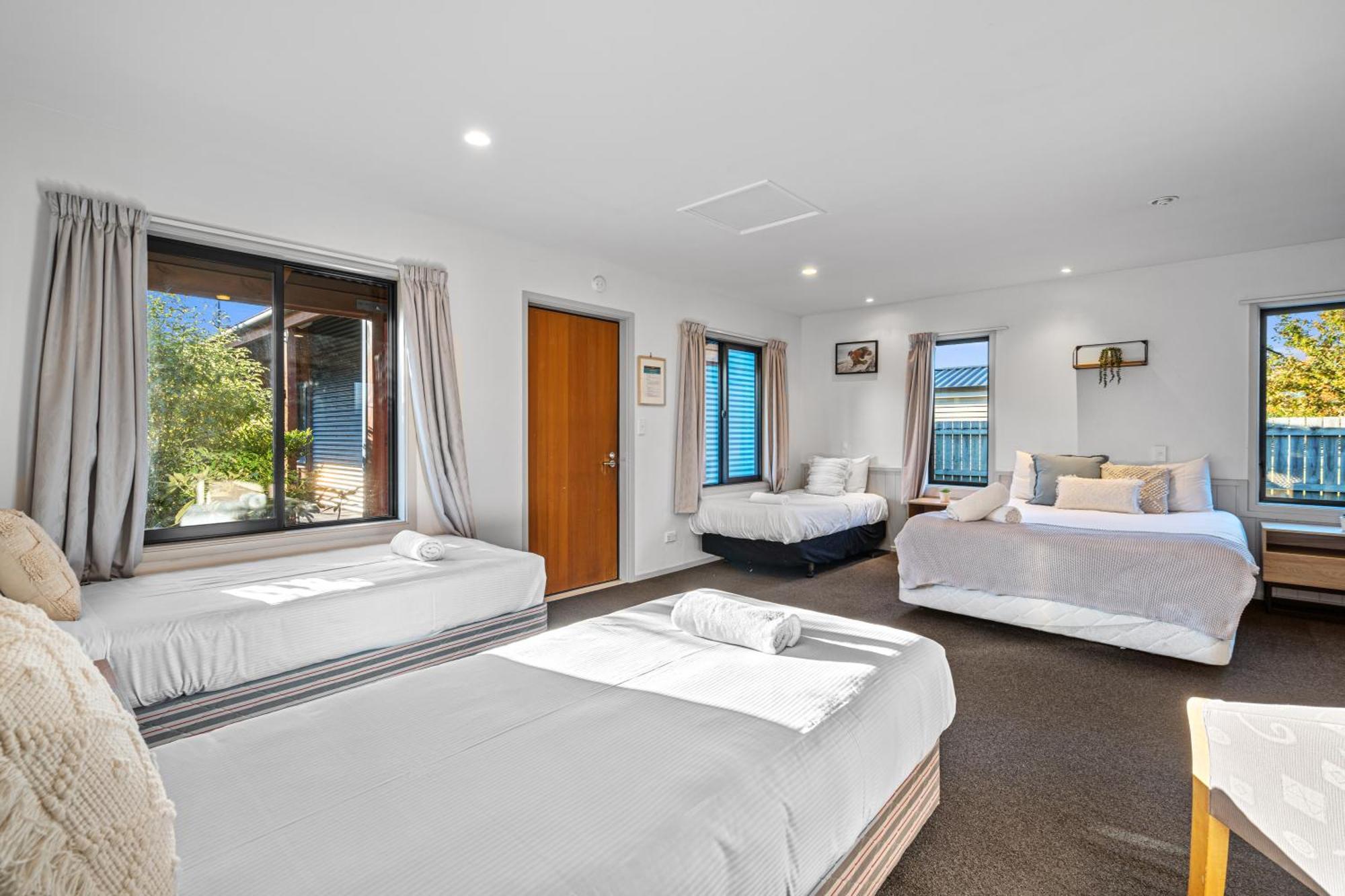 Tasman Holiday Parks - 蒂阿瑙湖 外观 照片 A typical motel room